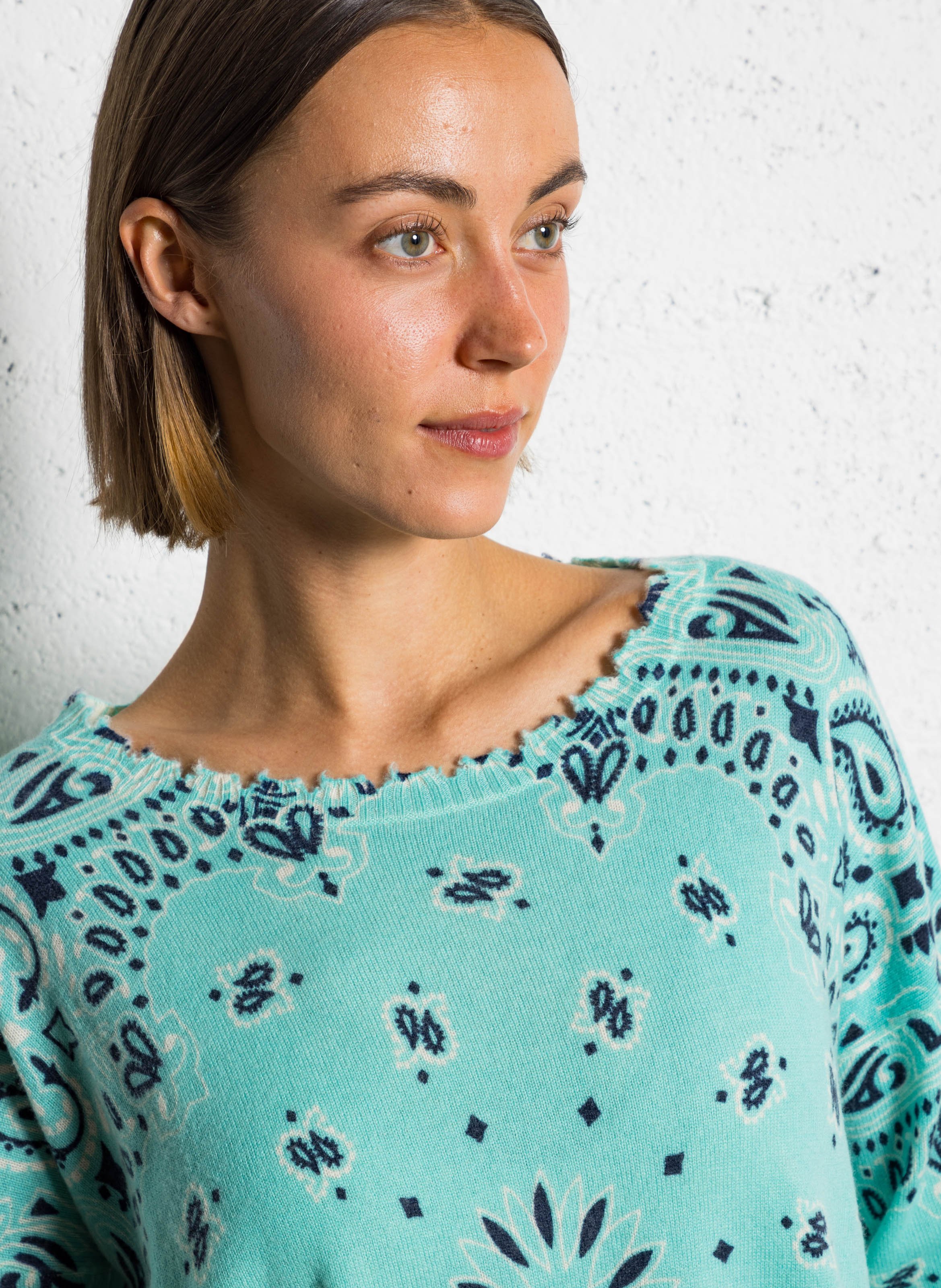 Pull droit col bateau motif bandana en cachemire KUJTEN Vert