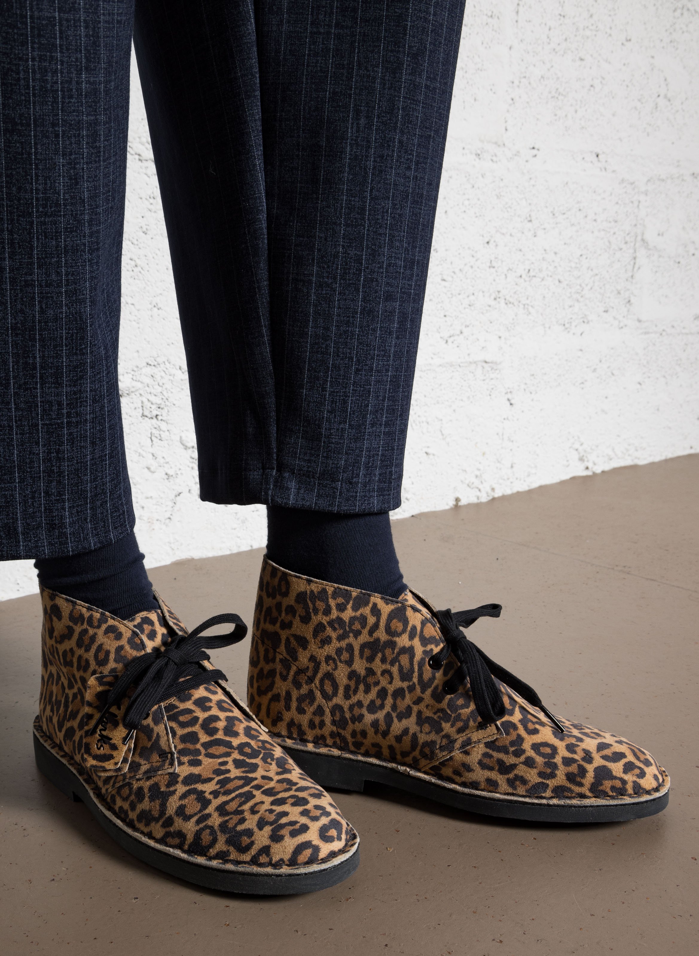 Effen leren enkellaarzen met textuur CLARKS Zwart