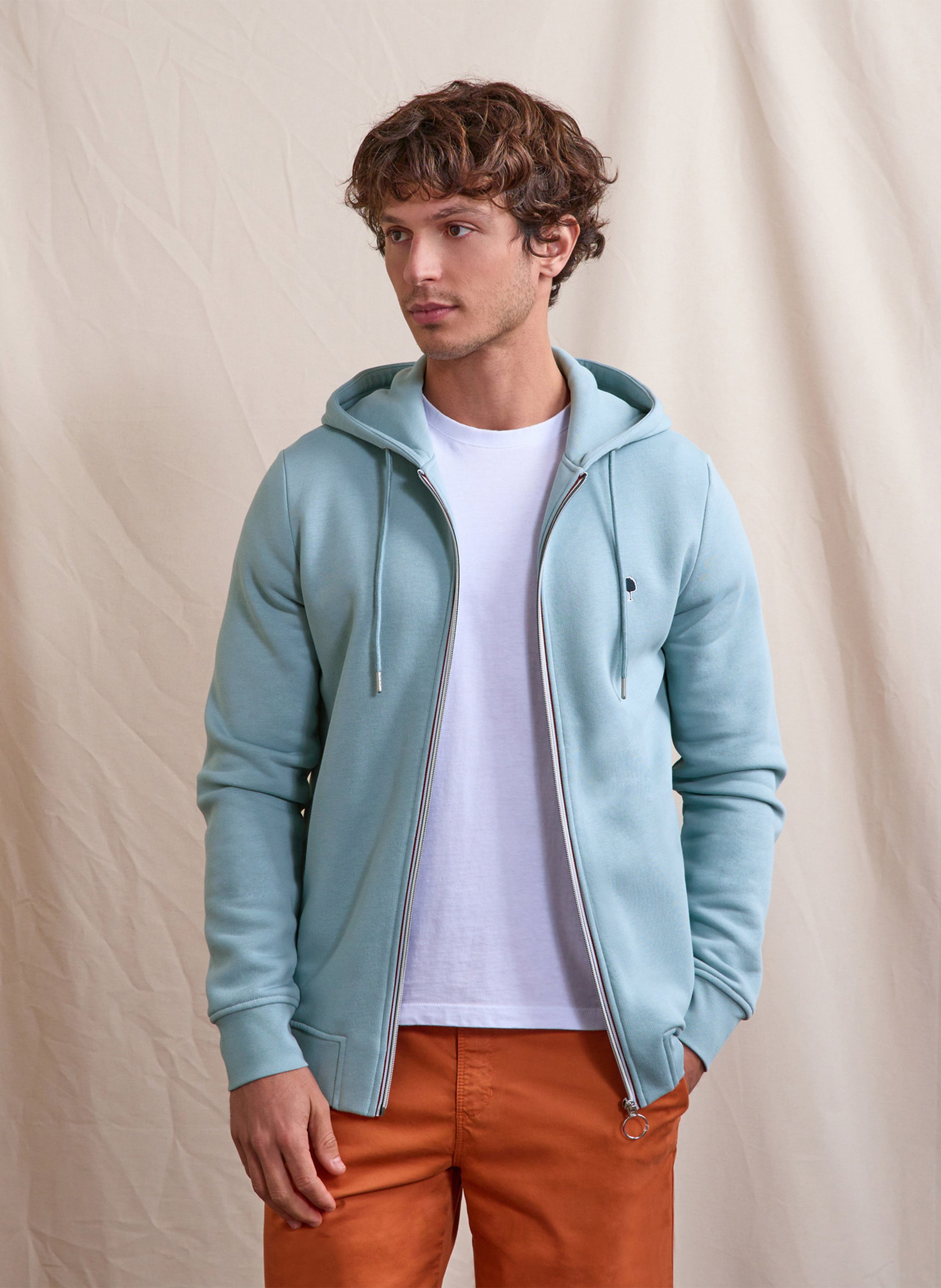 Geschlossener Rundhalsausschnitt aus Baumwollmischung. FAGUO Grau