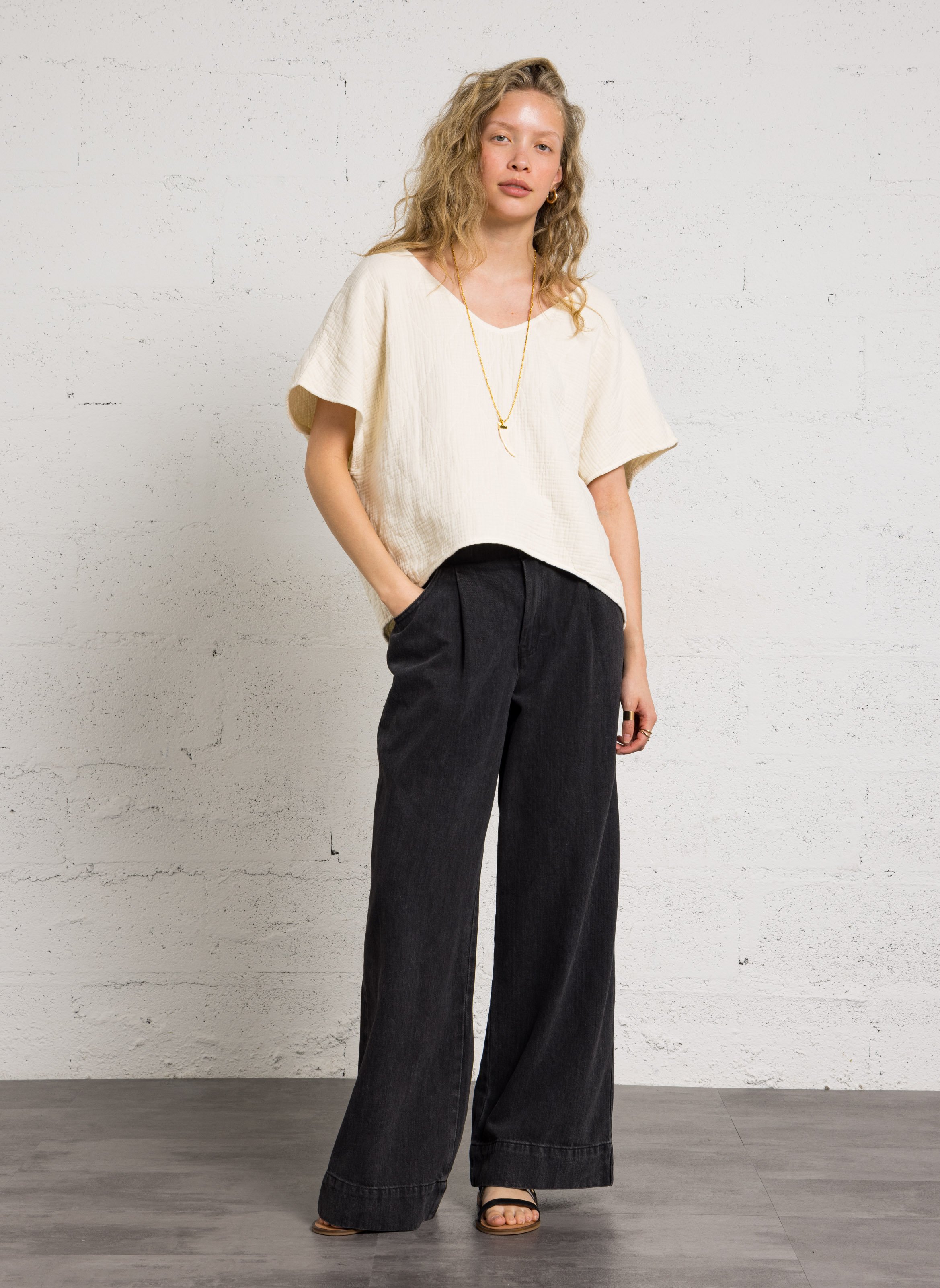 T-shirt met V-hals van katoen. AOKYANOS Beige