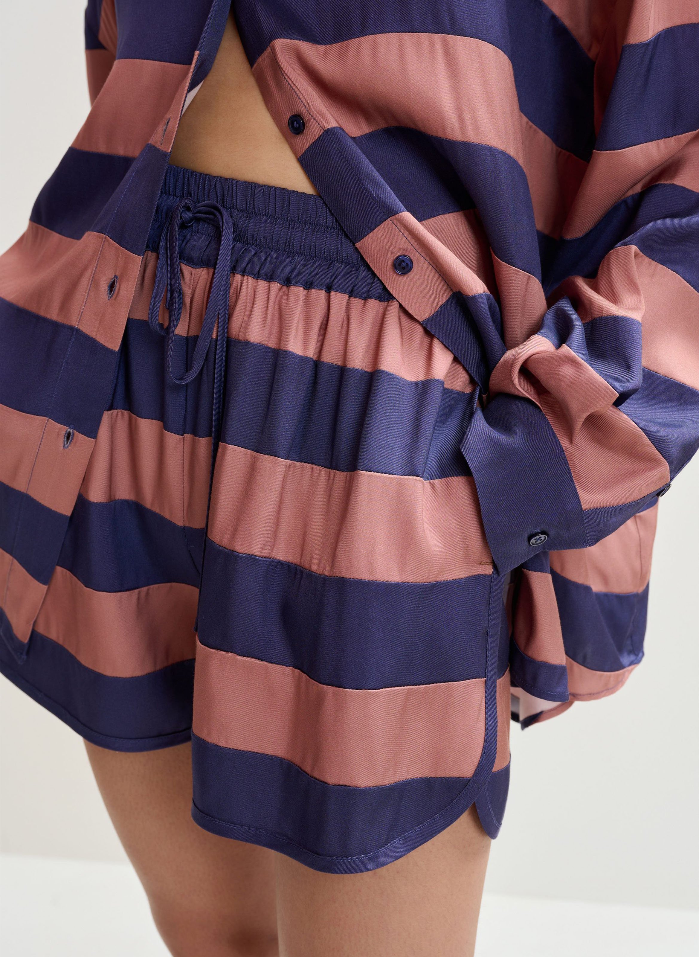 Kurze große gestreifte Shorts ESSENTIEL ANTWERP Rot