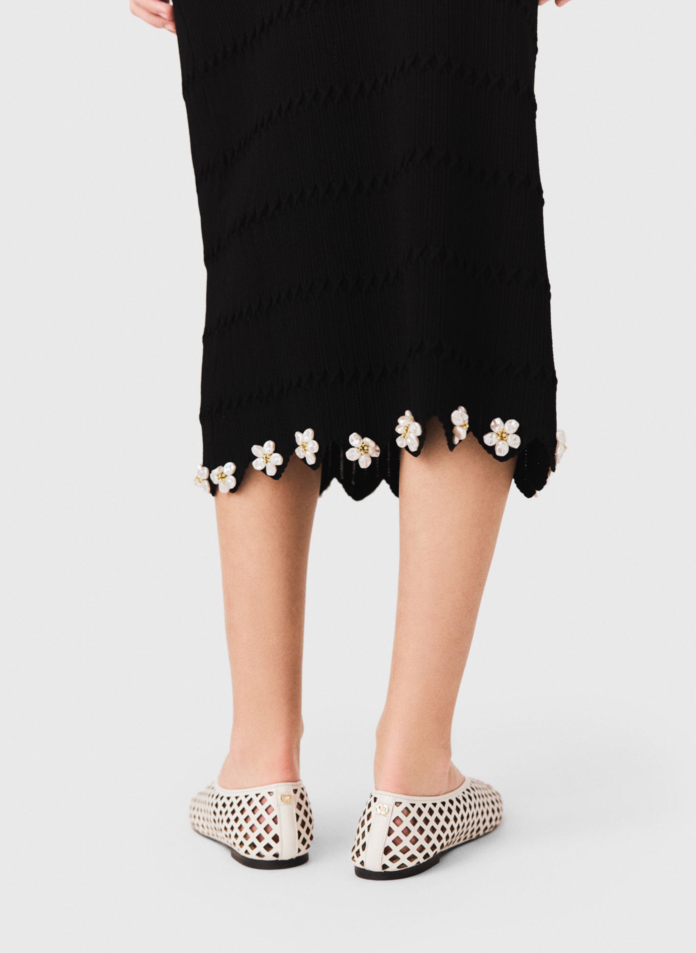 Jupe midi ajustée en maille avec strass fleurs MAJE Noir