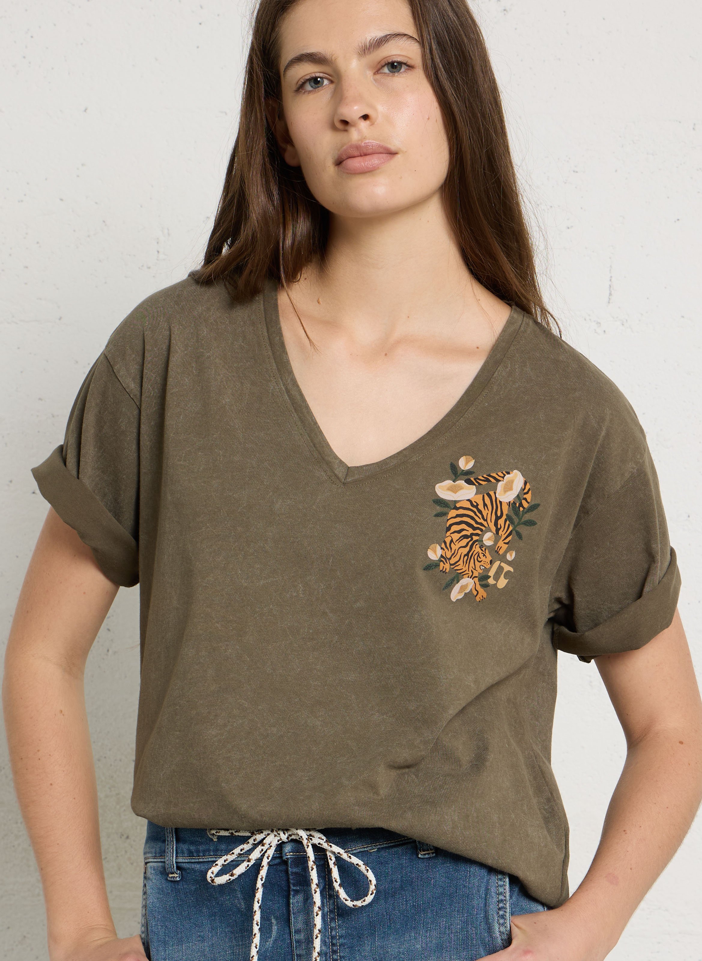 Ruimvallend, katoenen T-shirt met V-hals en zeefdruk LE TEMPS DES CERISES Groen