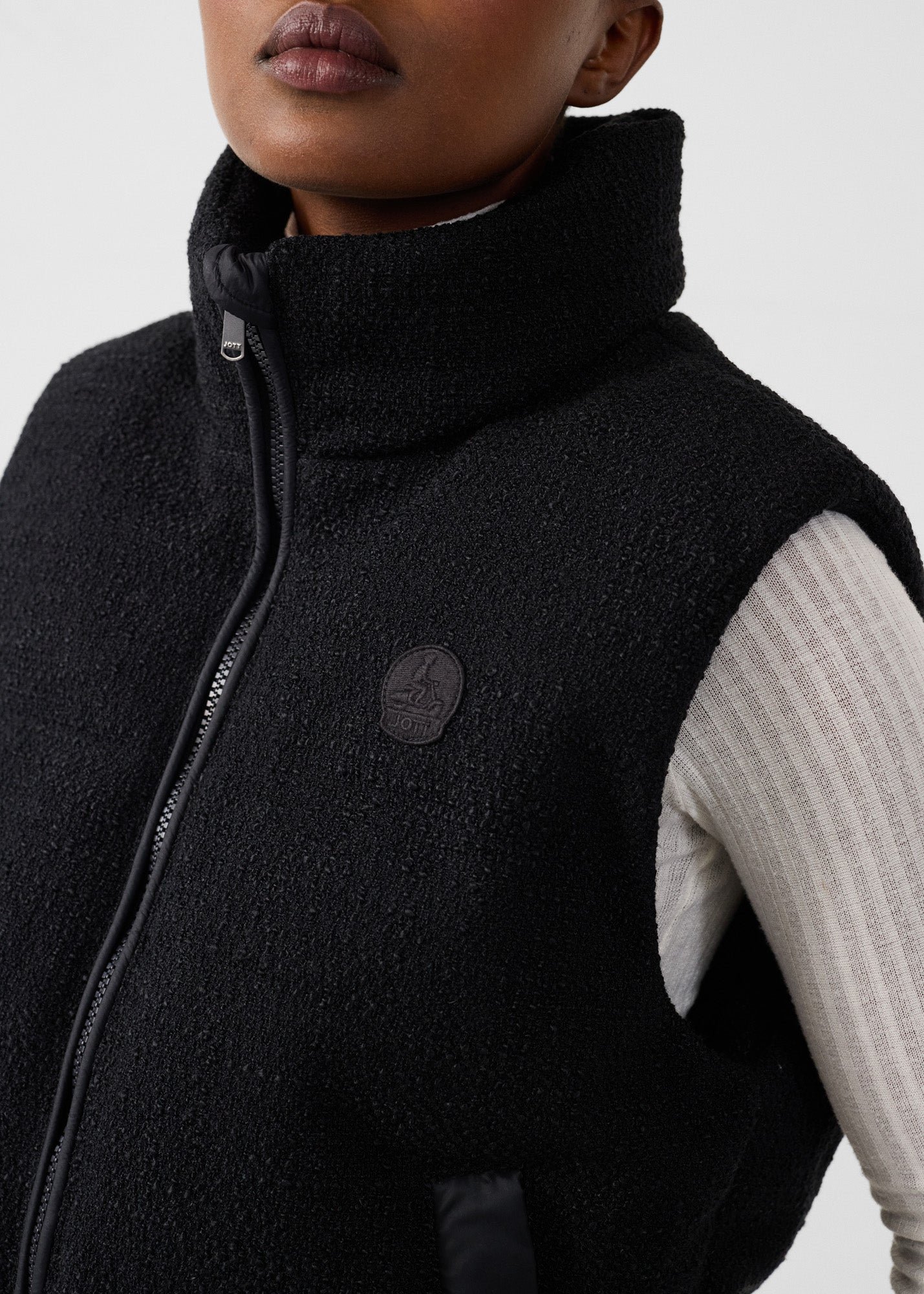 Atsuma sleeveless puffer jacket for extreme cold. JOTT Black