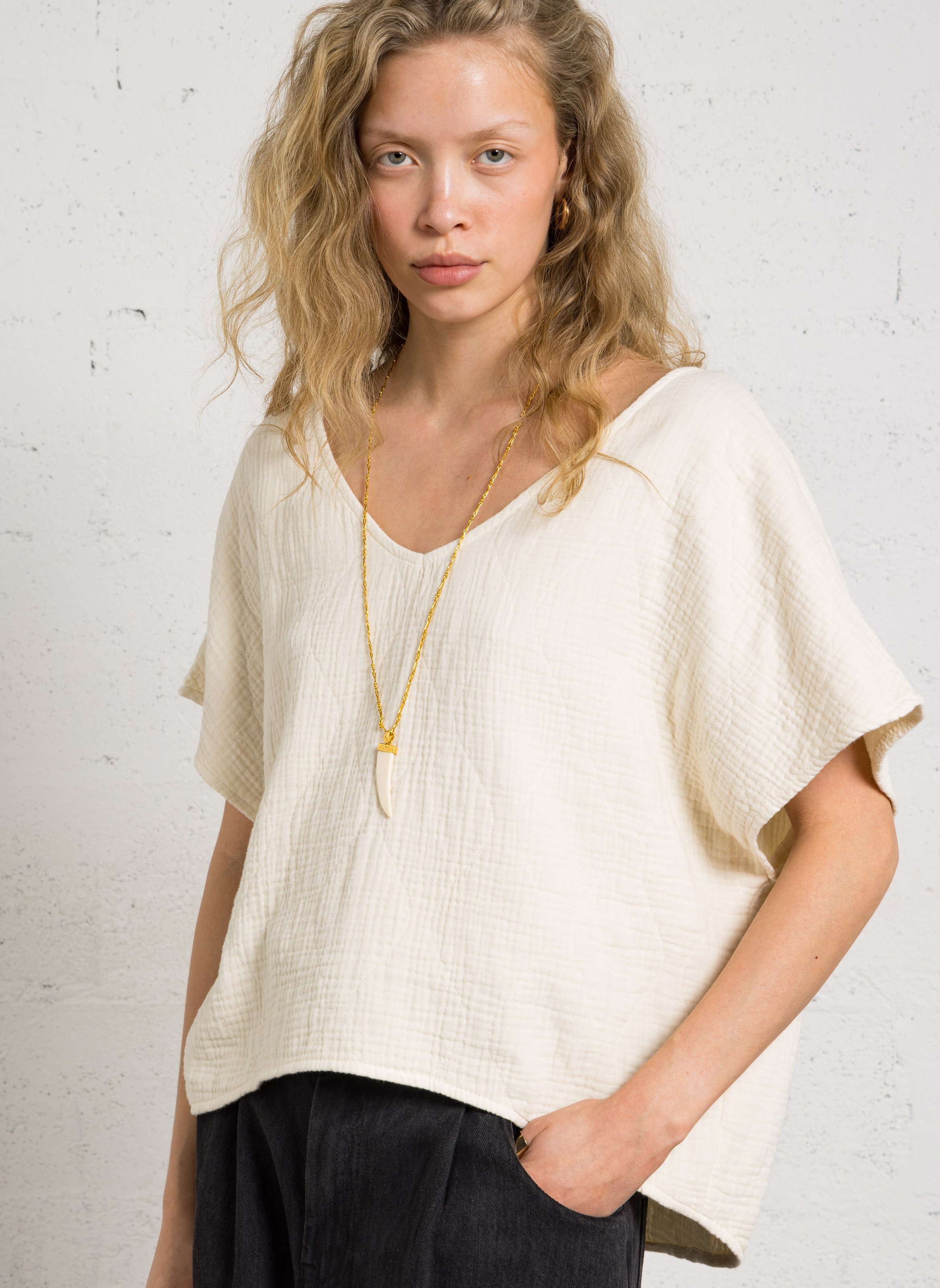 T-shirt met V-hals van katoen. AOKYANOS