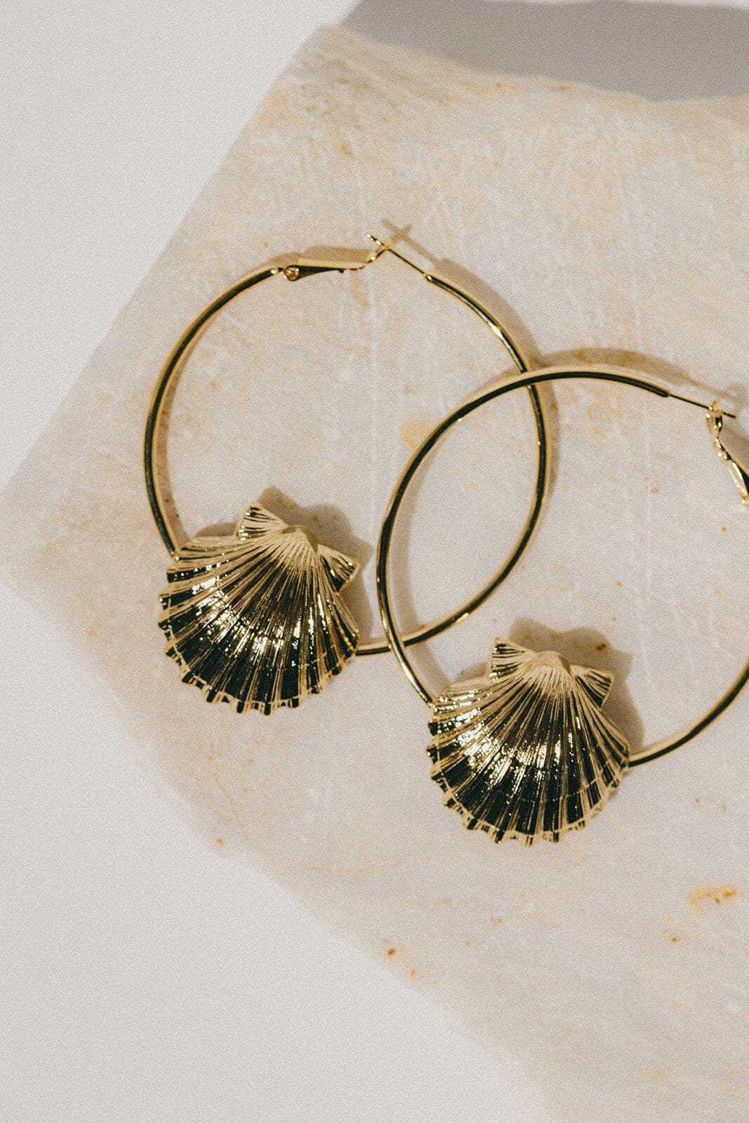 Gold-plated seashell hoop earrings Golden