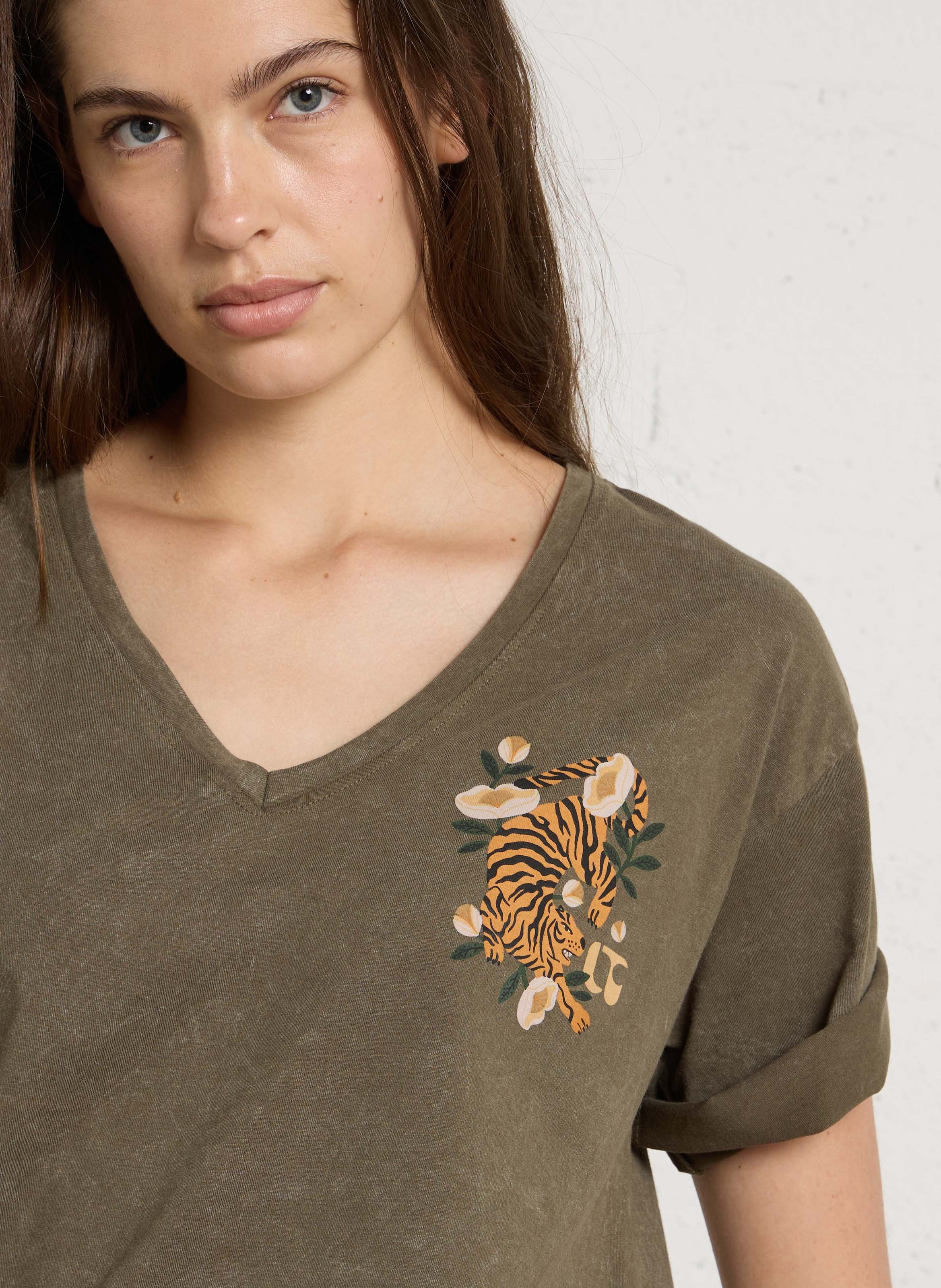Ruimvallend, katoenen T-shirt met V-hals en zeefdruk LE TEMPS DES CERISES Groen