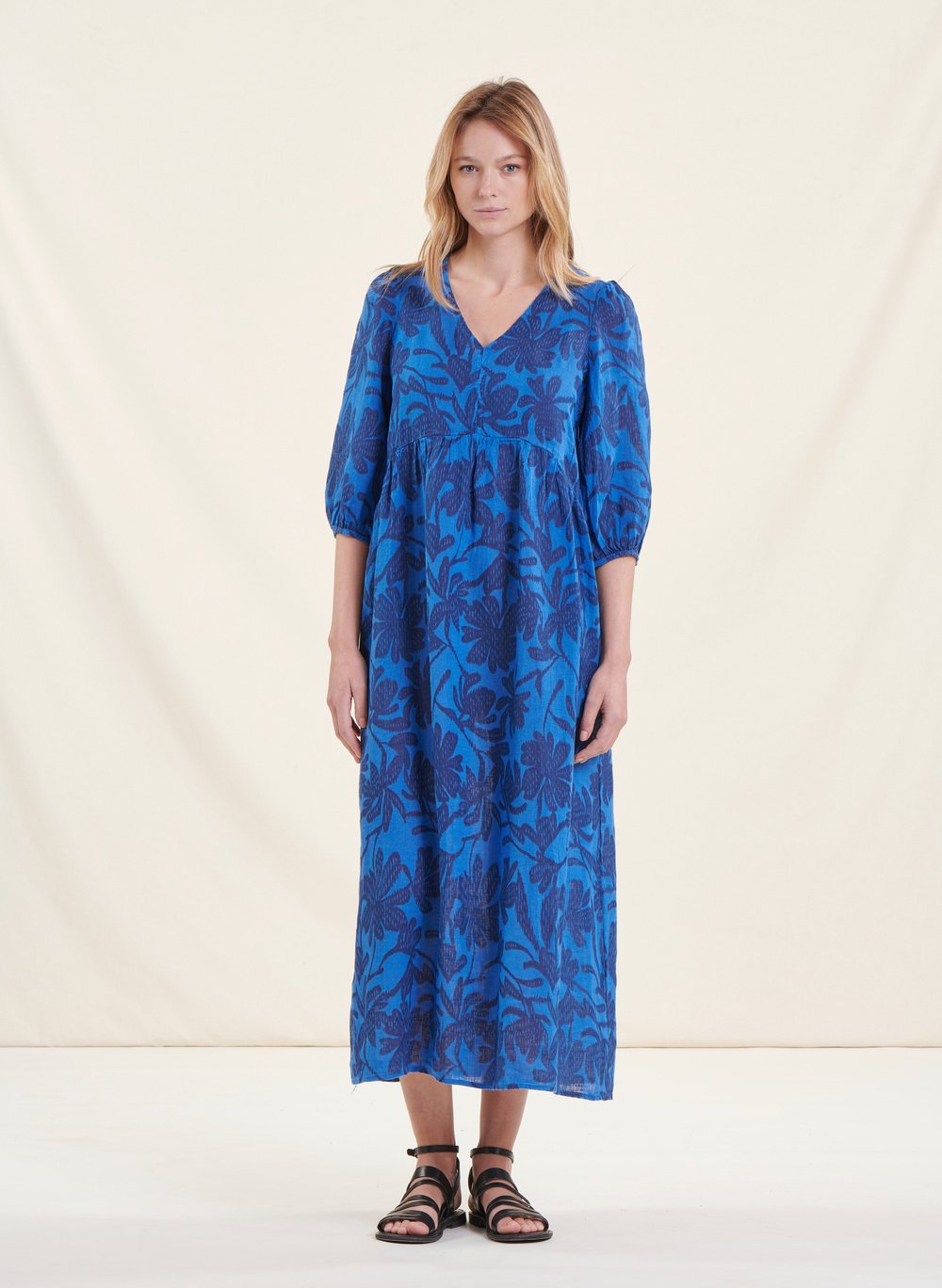 Blue Long dress with V neck and linen print