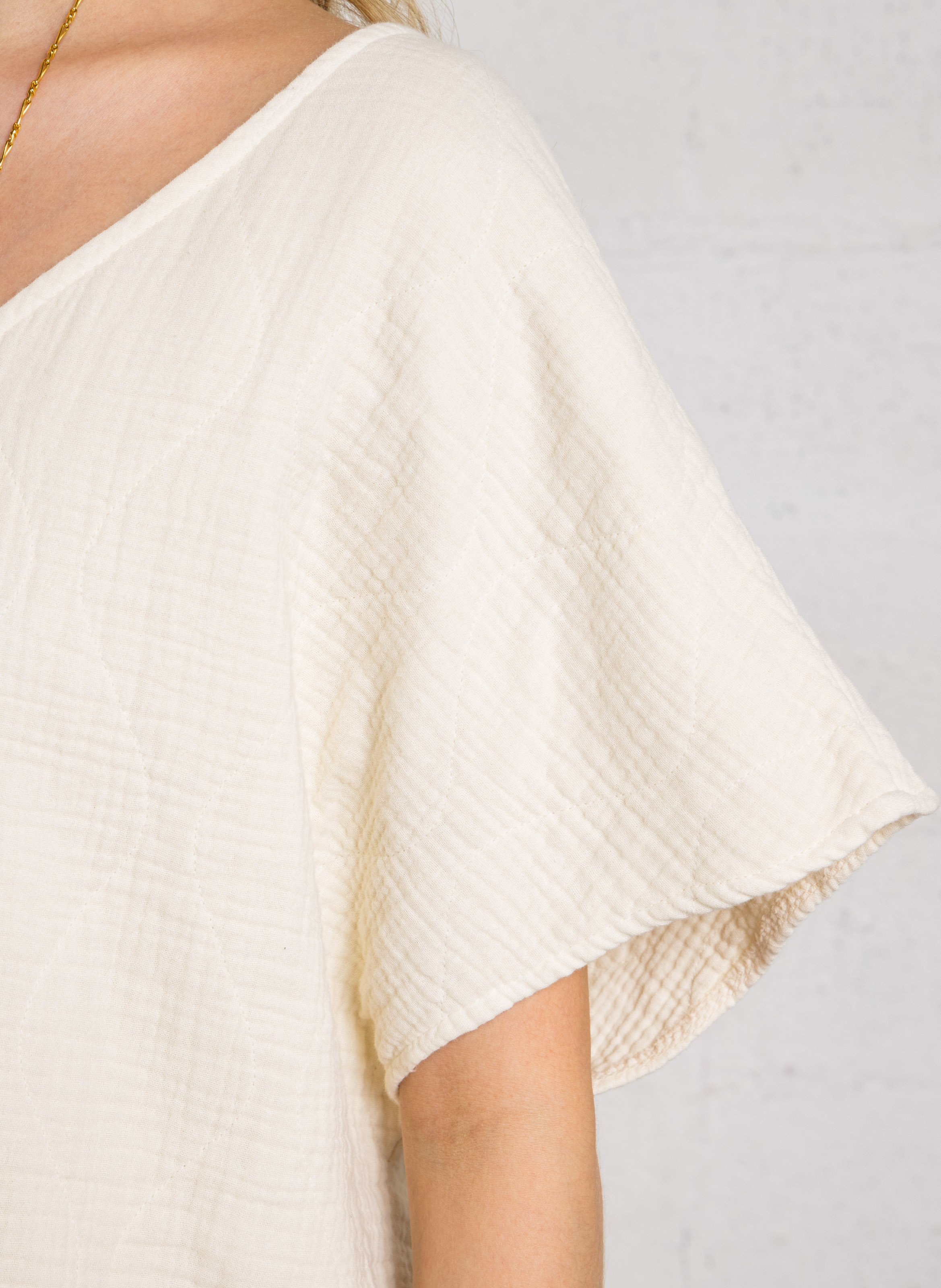 T-shirt met V-hals van katoen. AOKYANOS Beige