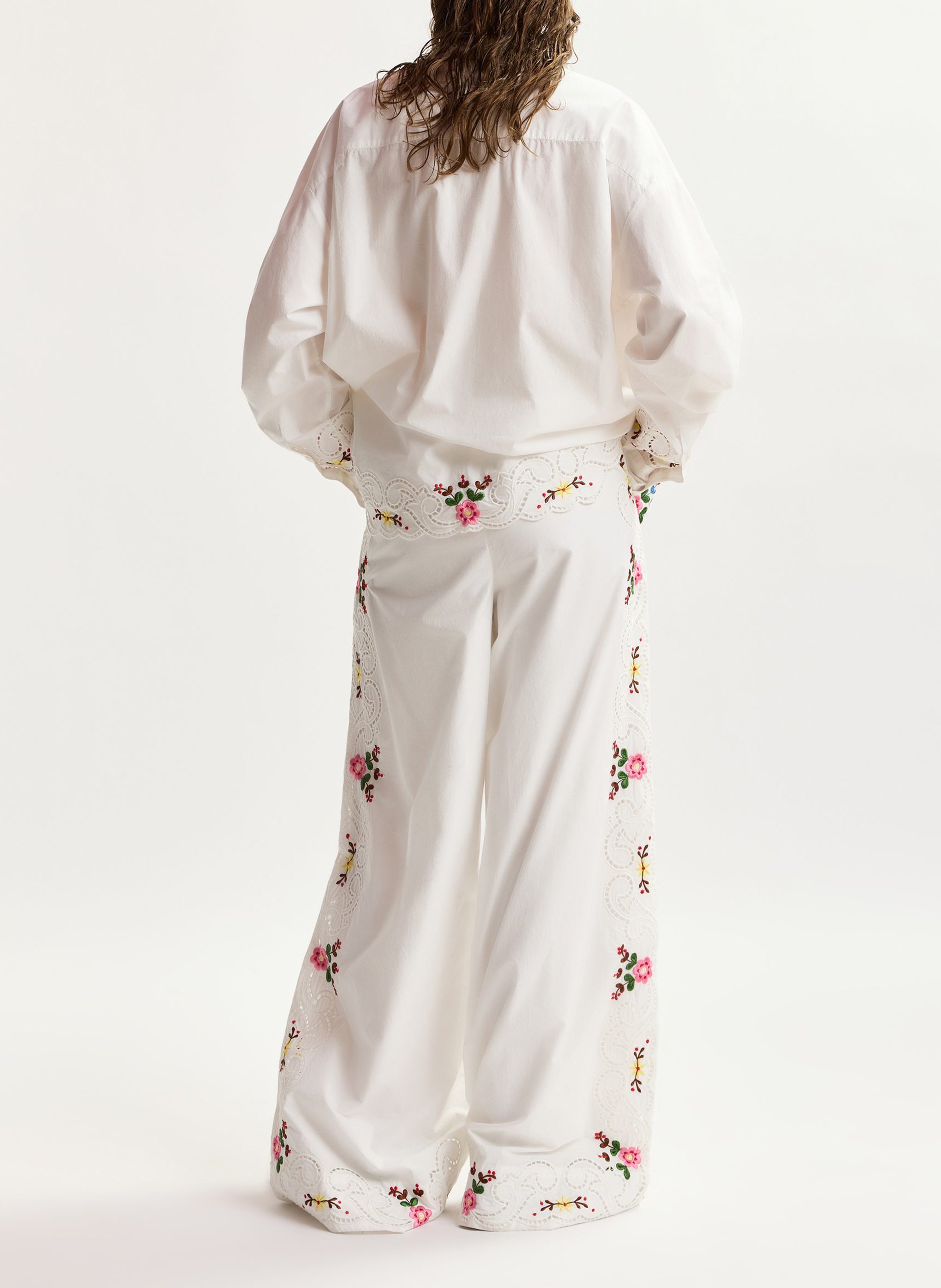 Hoch geschnittene weite bestickte Hose ESSENTIEL ANTWERP Weiss