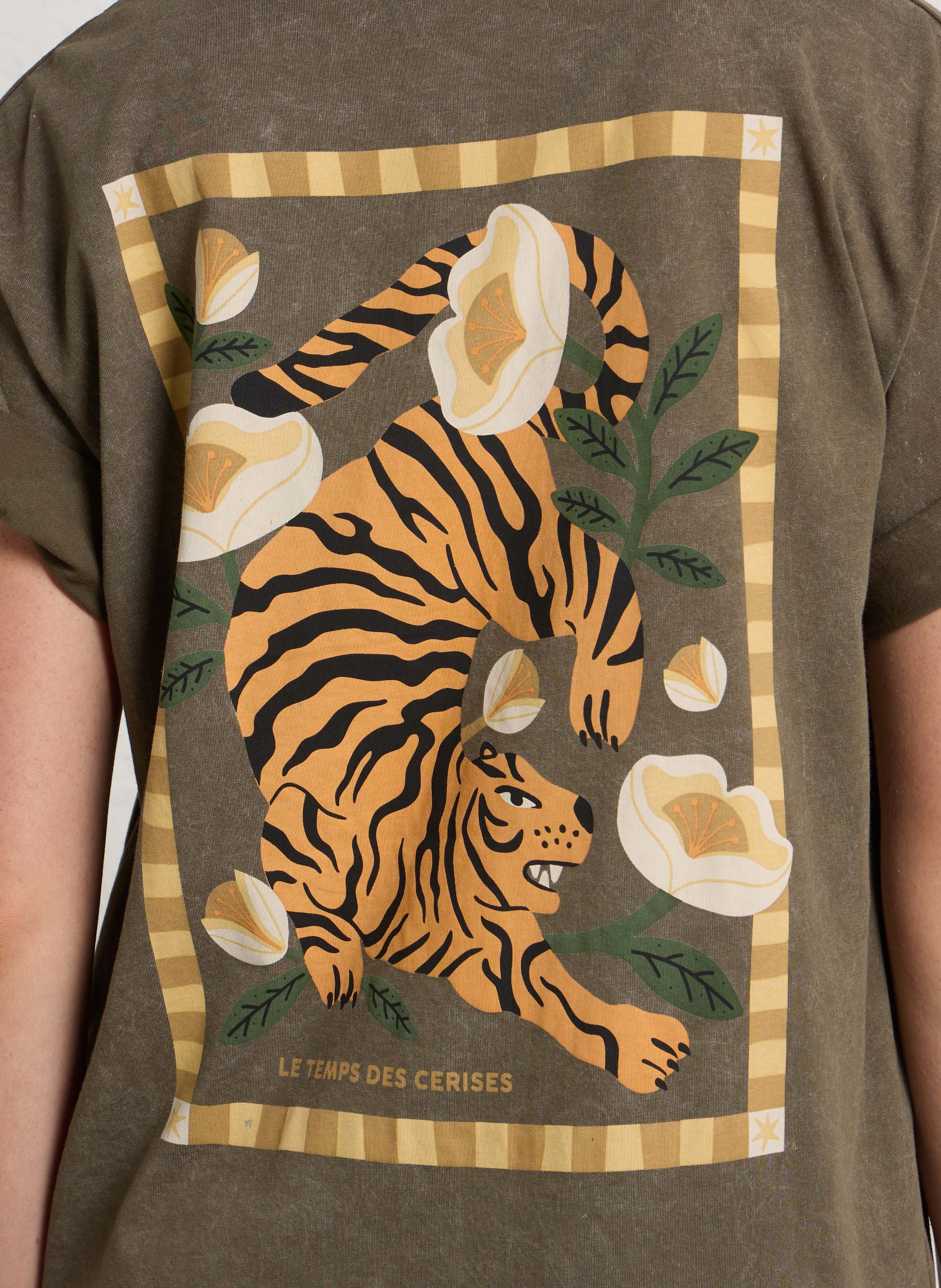 Ruimvallend, katoenen T-shirt met V-hals en zeefdruk LE TEMPS DES CERISES Groen