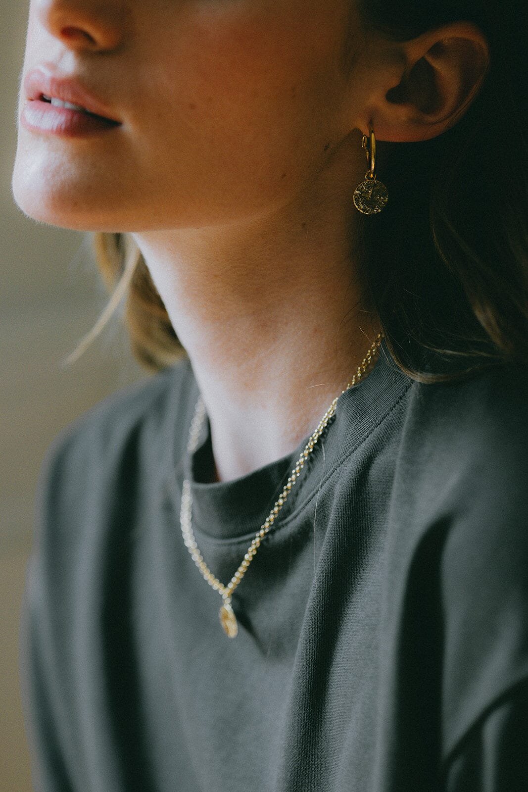 Small round hammered gold plated hoop earrings MONSIEUR SIMONE Golden