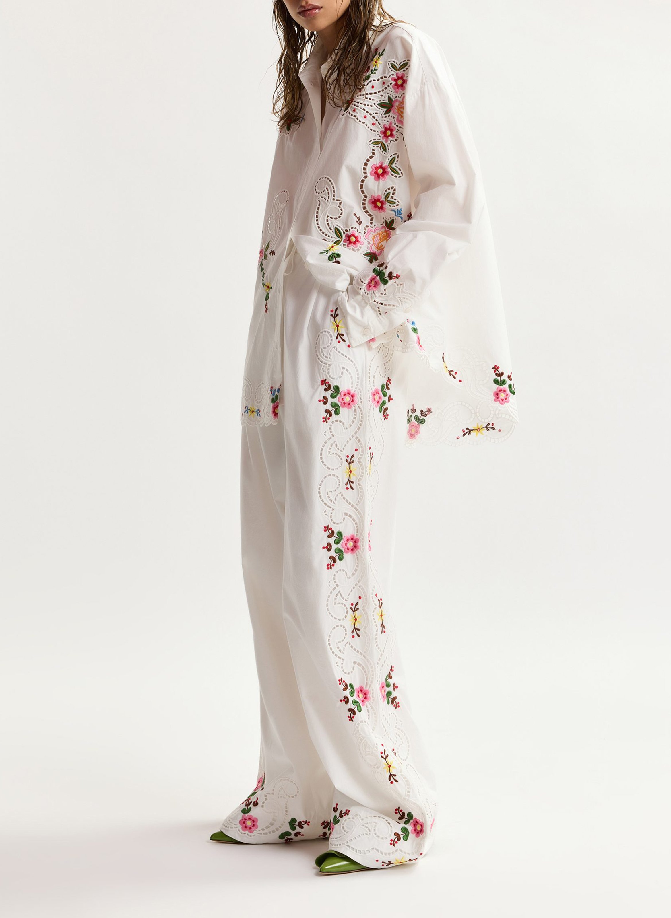 Hoch geschnittene weite bestickte Hose ESSENTIEL ANTWERP Weiss