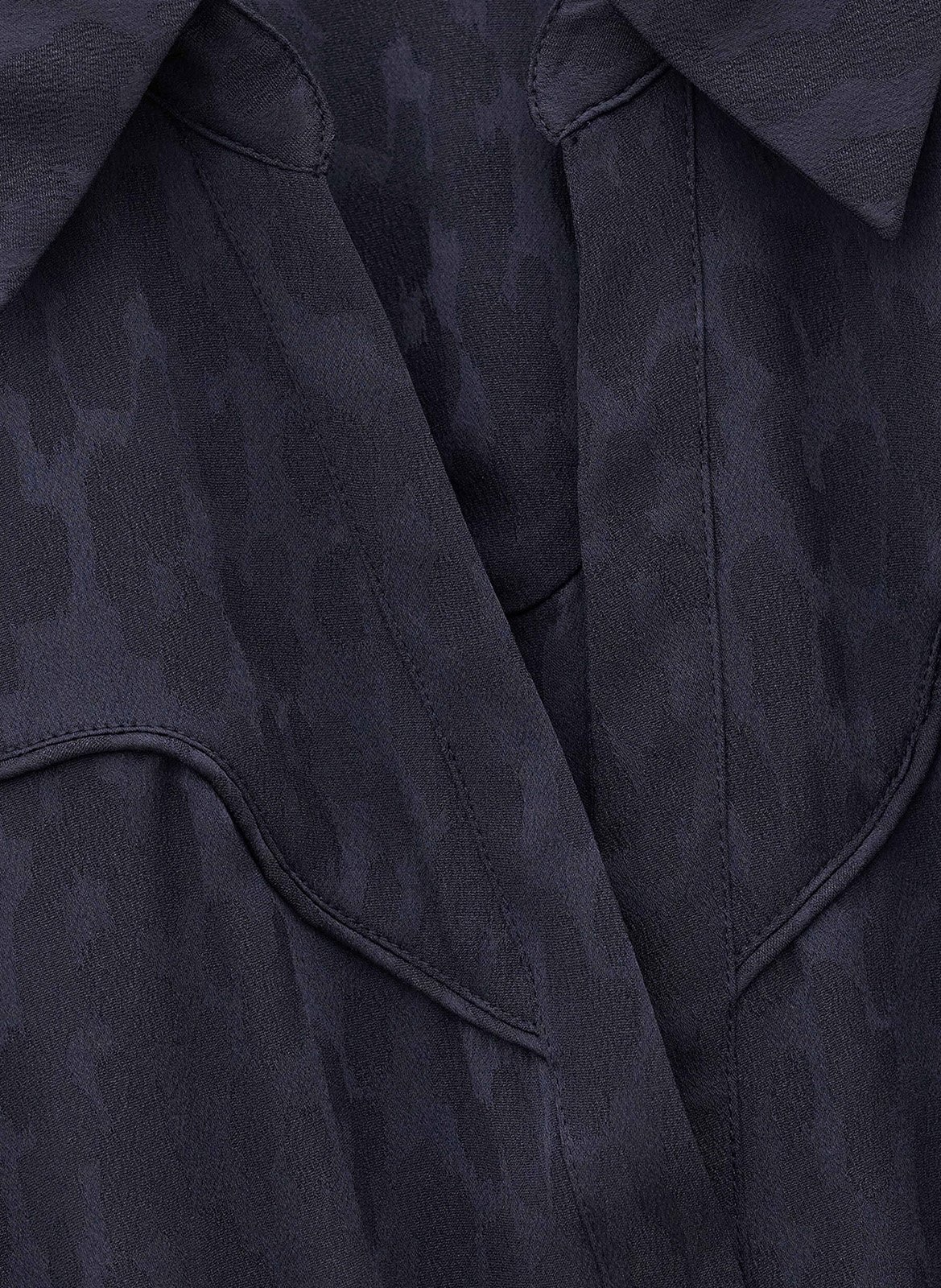 Langes figurbetontes Kleid mit asymmetrischem V-Ausschnitt. BA&SH Blau