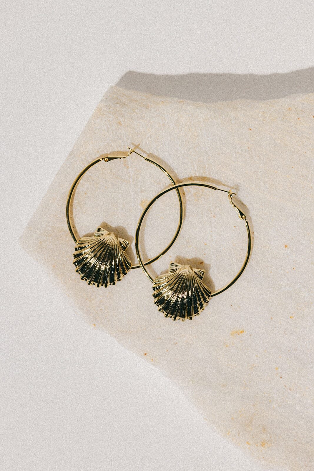 Gold-plated seashell hoop earrings Golden