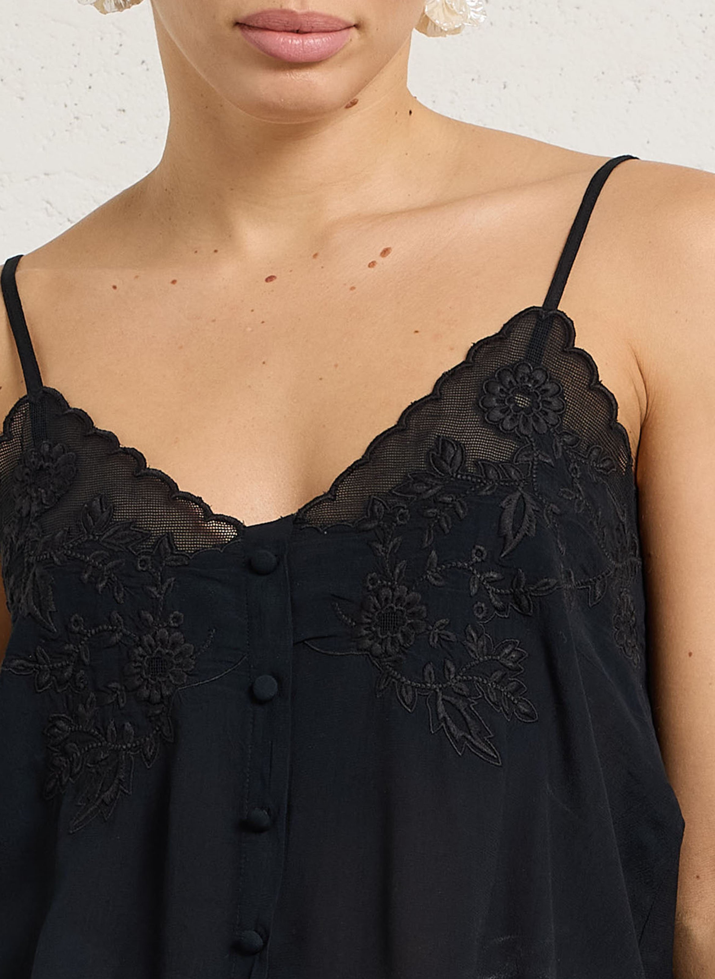 Gerade geschnittenes Top mit V-Ausschnitt und Stickerei. LOUISE MISHA Schwarz