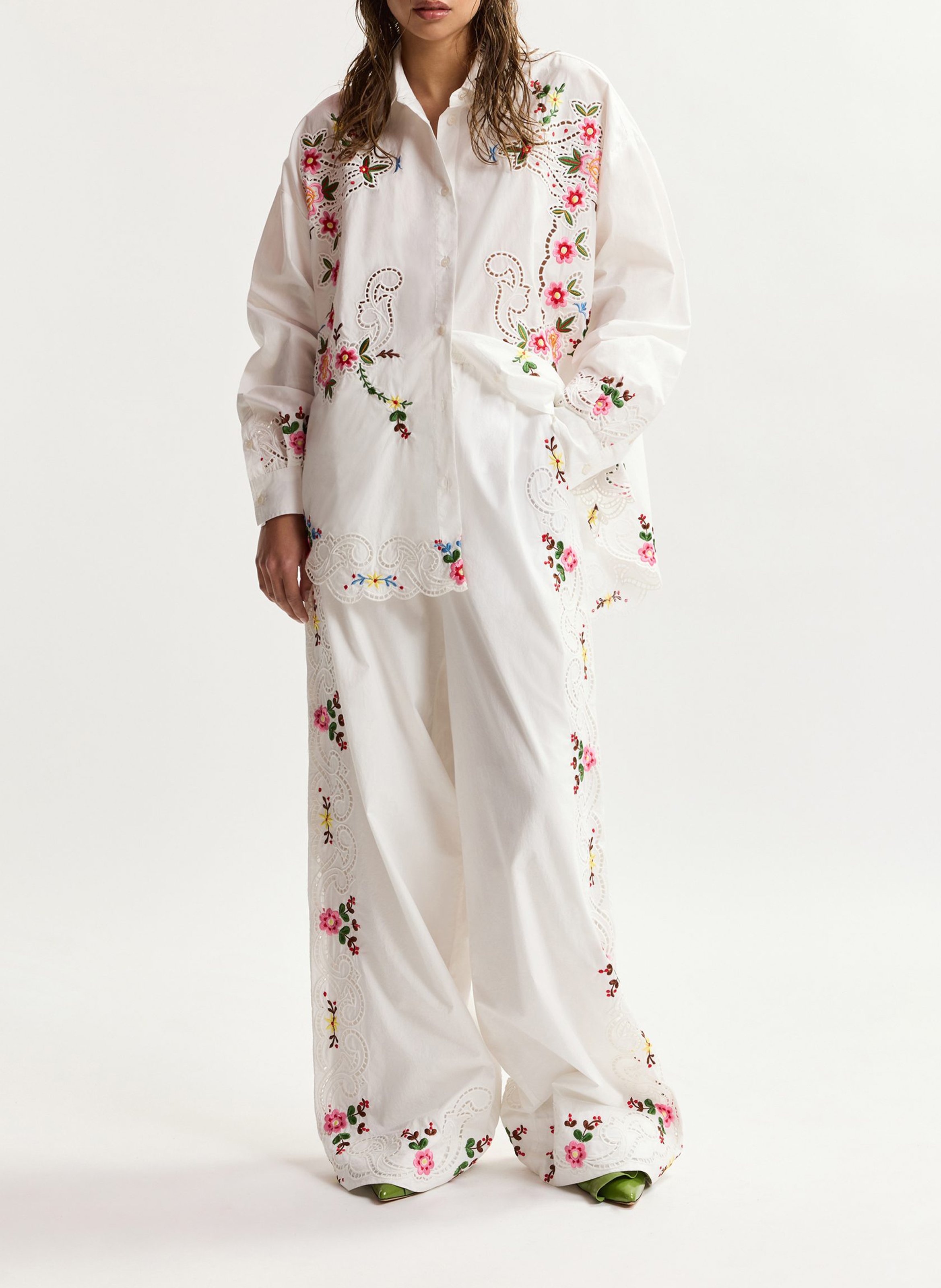 Hoch geschnittene weite bestickte Hose ESSENTIEL ANTWERP Weiss