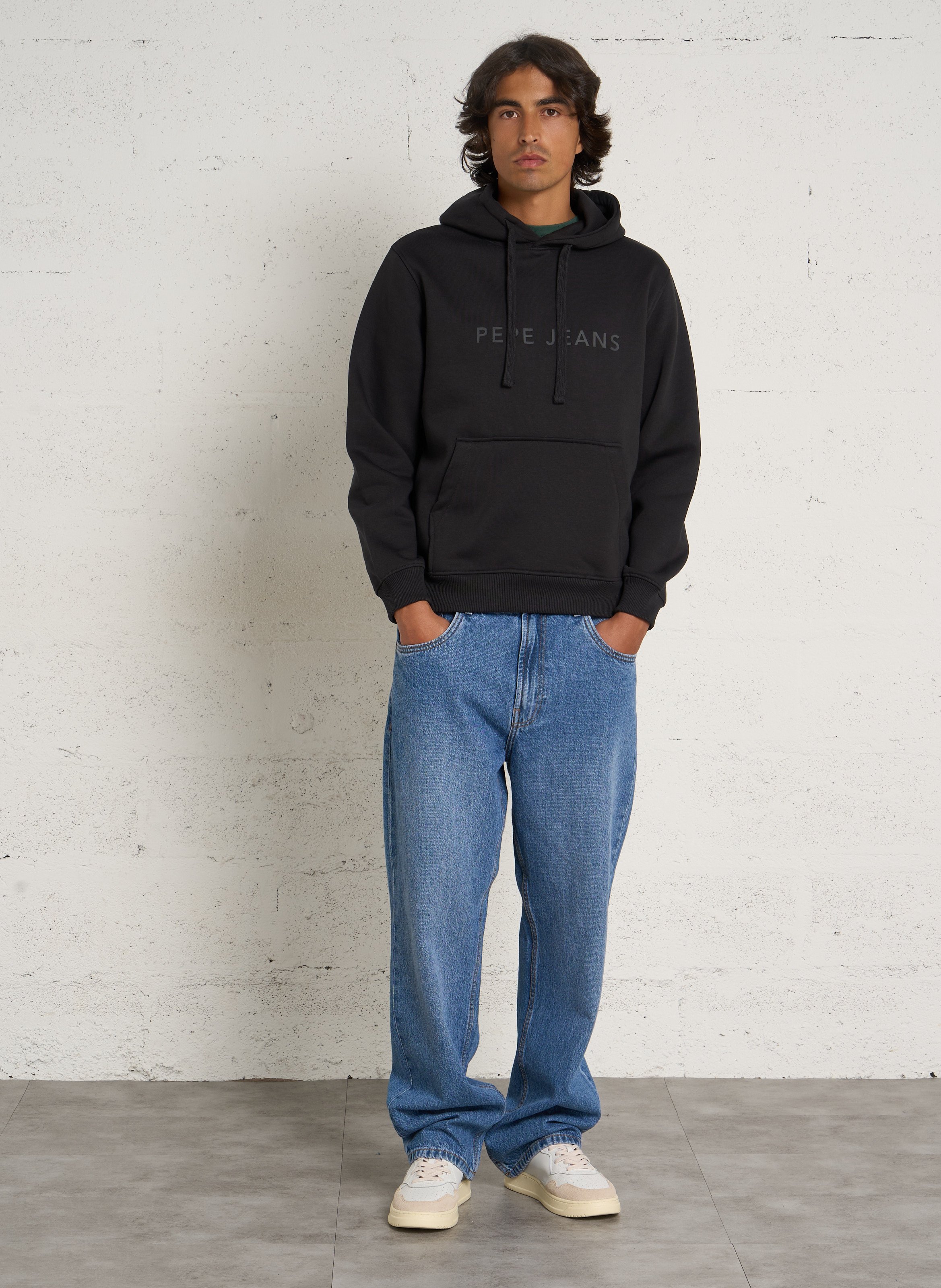 Einfarbiger Hoodie mit gesticktem Logo. PEPE JEANS Schwarz