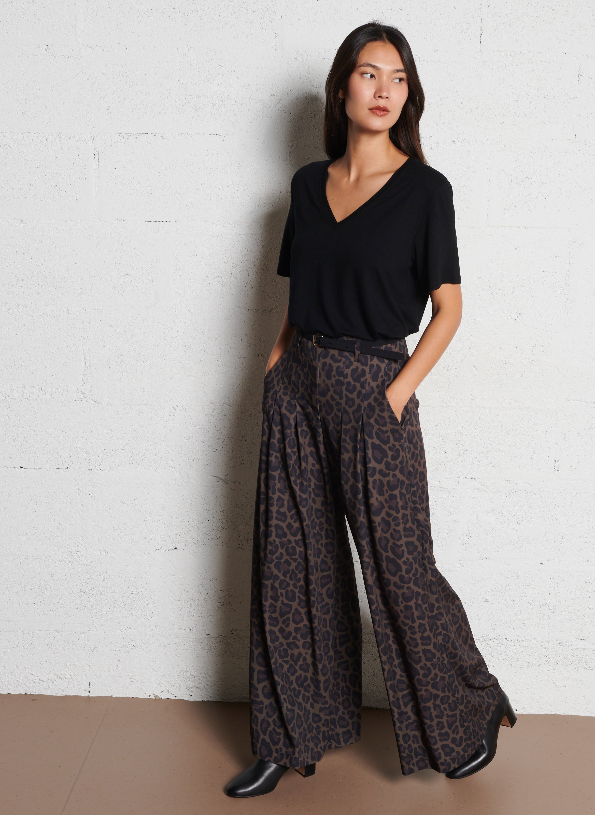 Tee-shirt col V  MAJESTIC FILATURES Noir