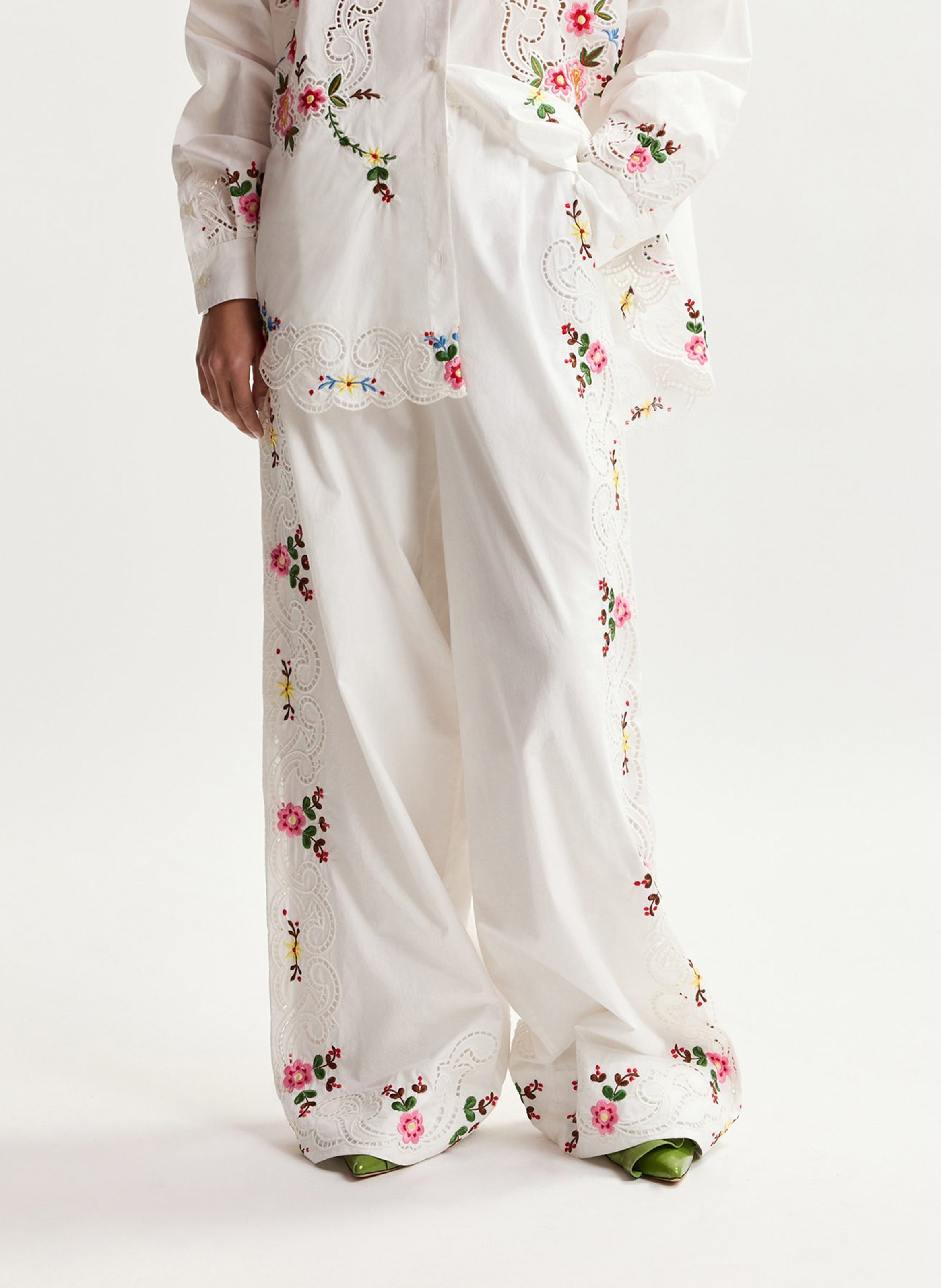 Hoch geschnittene weite bestickte Hose ESSENTIEL ANTWERP Weiss