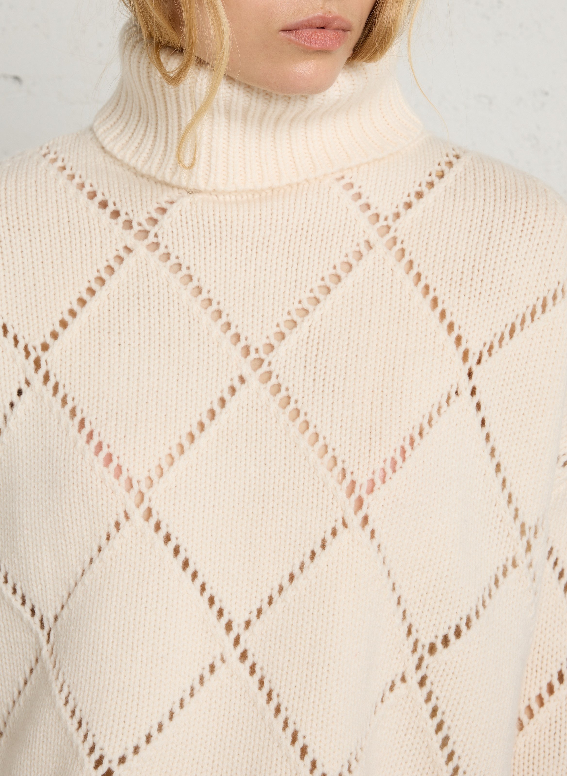 Pull ample col roulé ajouré en laine BERENICE Blanc