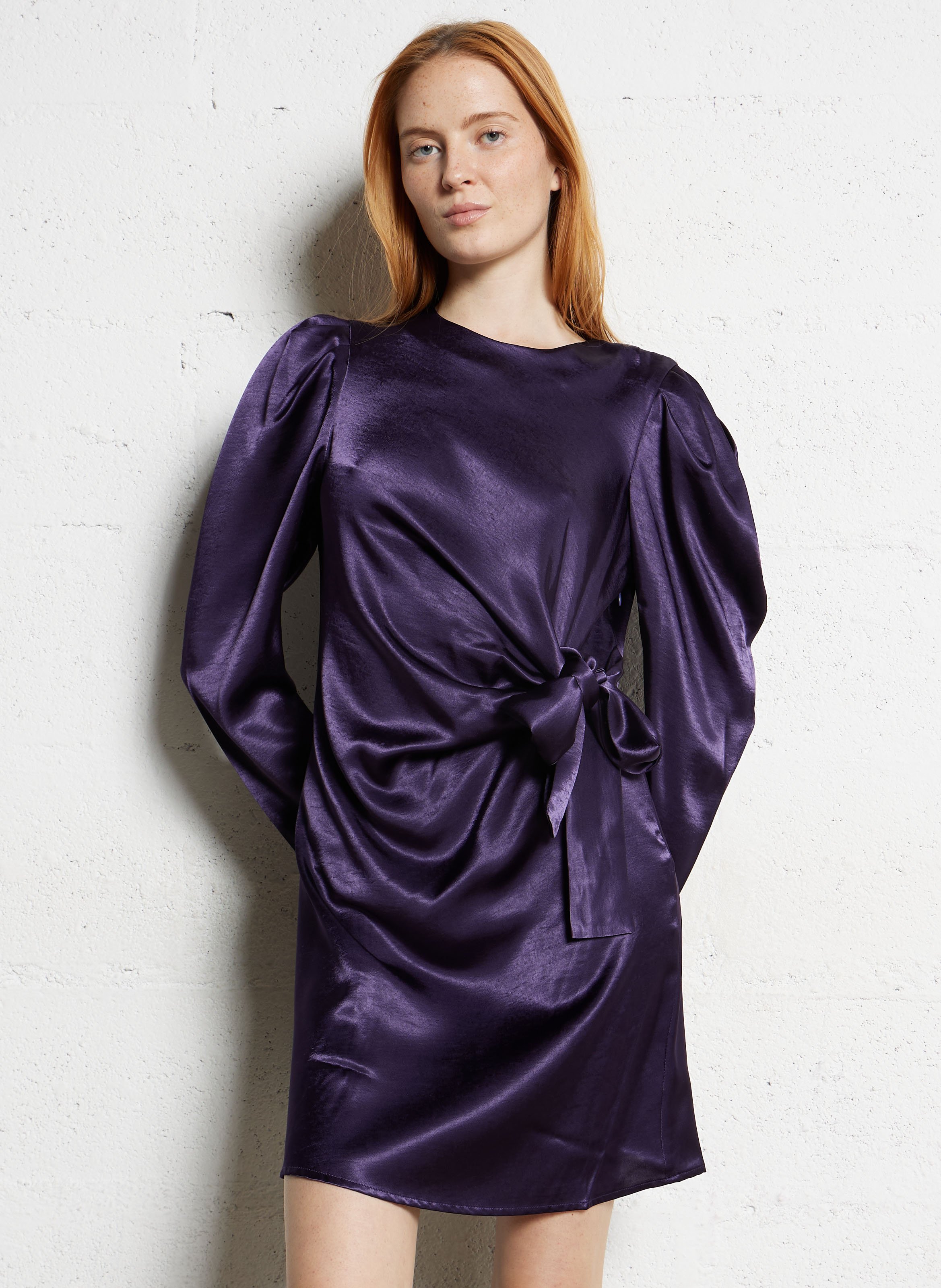 Kurzes Kleid mit Rundhalsausschnitt THE KORNER Pflaume