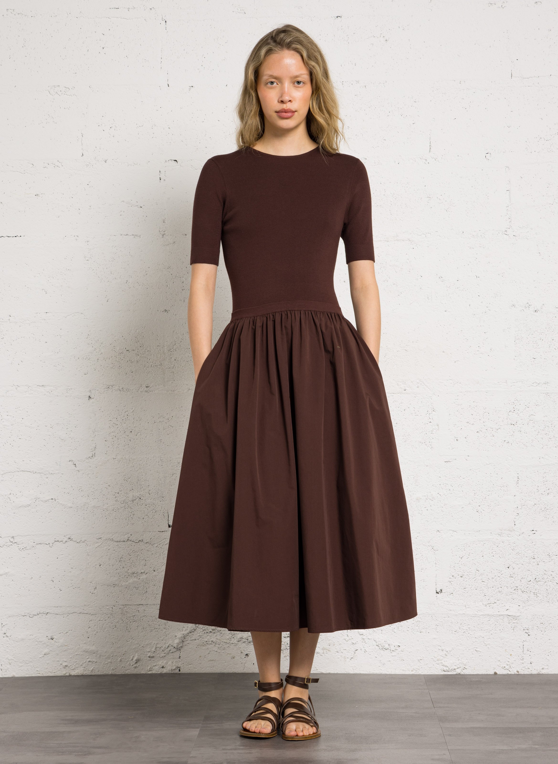 Lange jurk met uitlopende bi-materiaal PETITE MENDIGOTE Bruin