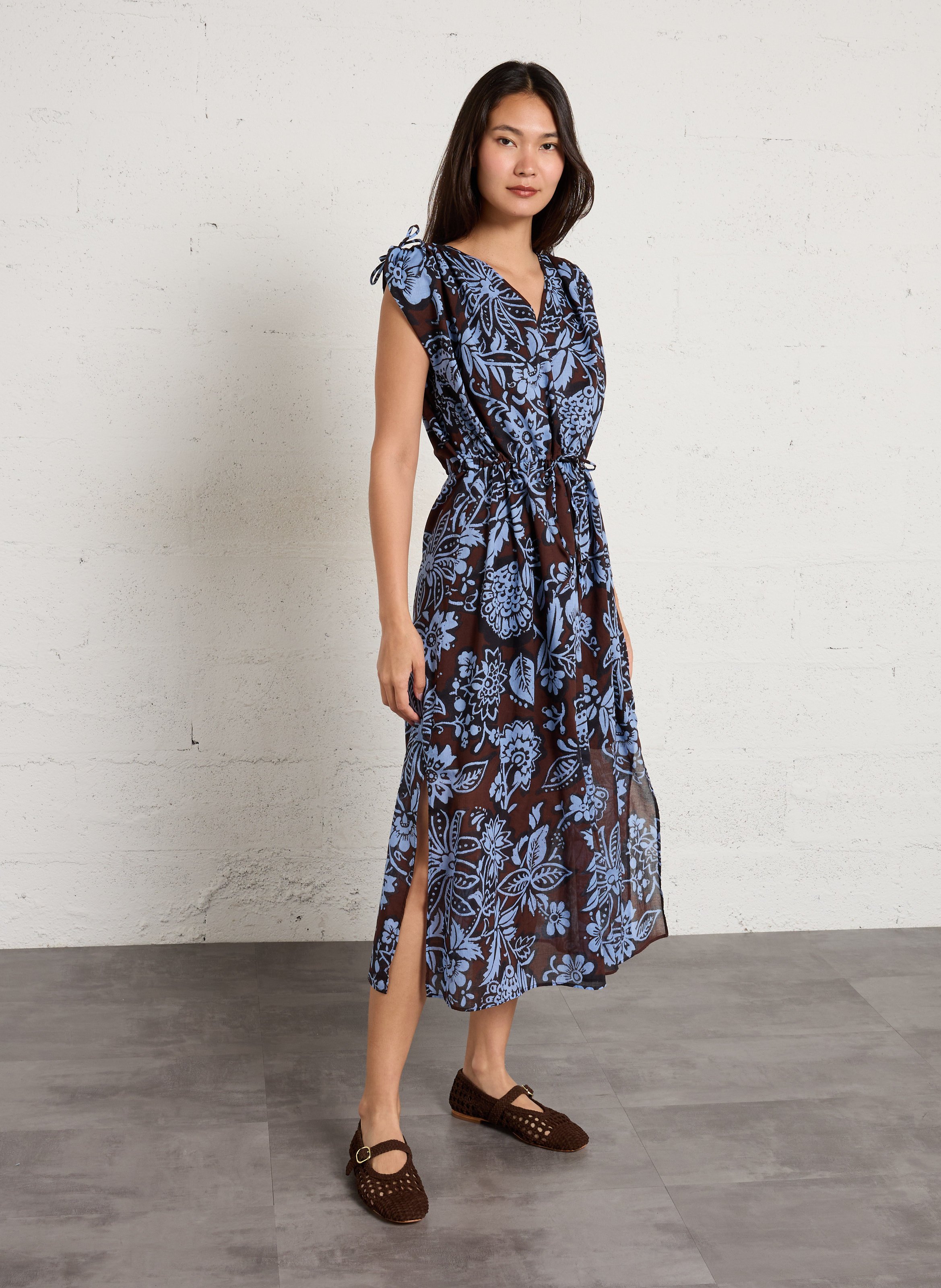 Langes Kleid mit V-Ausschnitt und Print SUD EXPRESS Braun