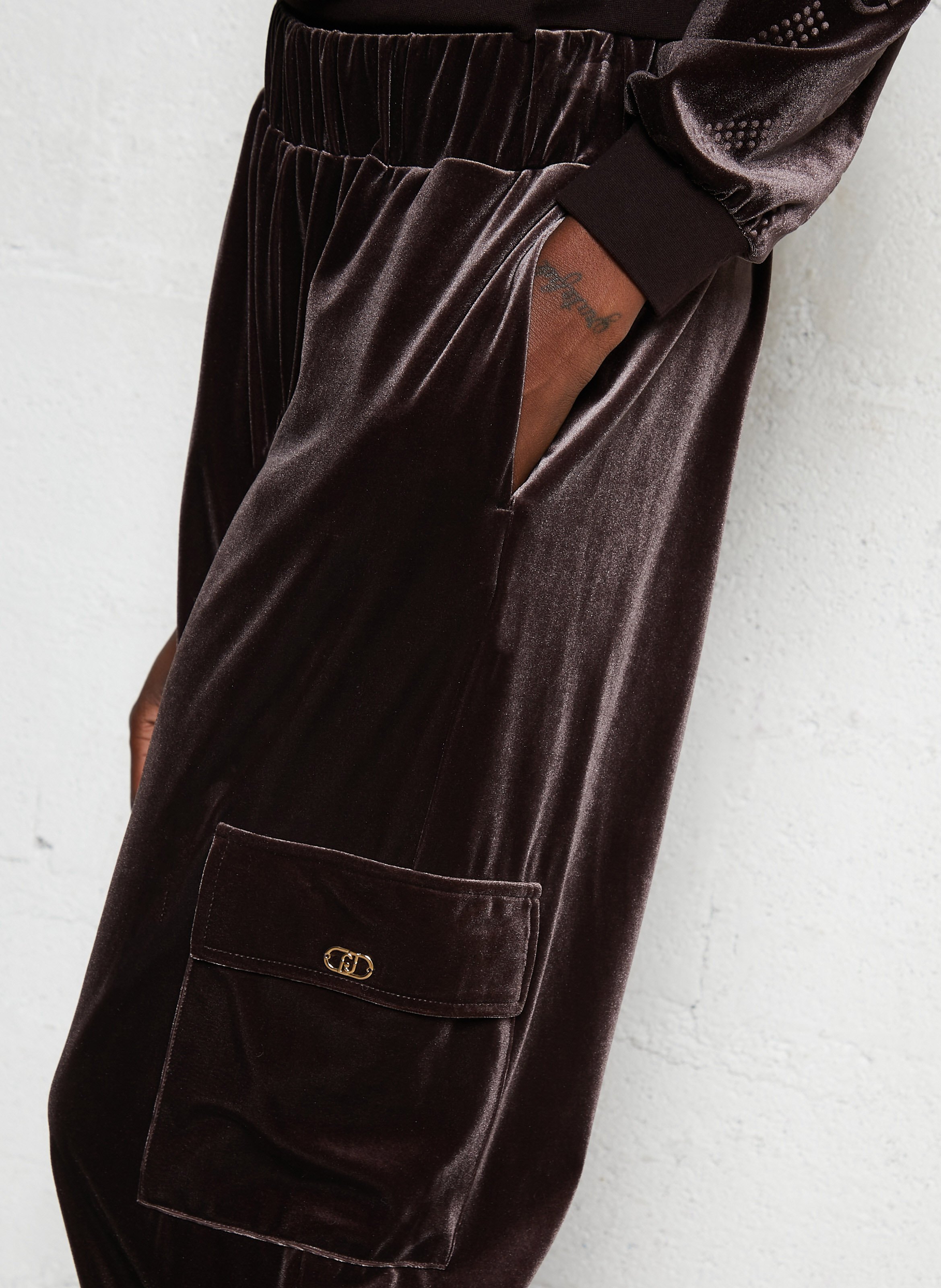 Weit geschnittene Velours-Hose mit elastischem Bund. LIU JO Braun