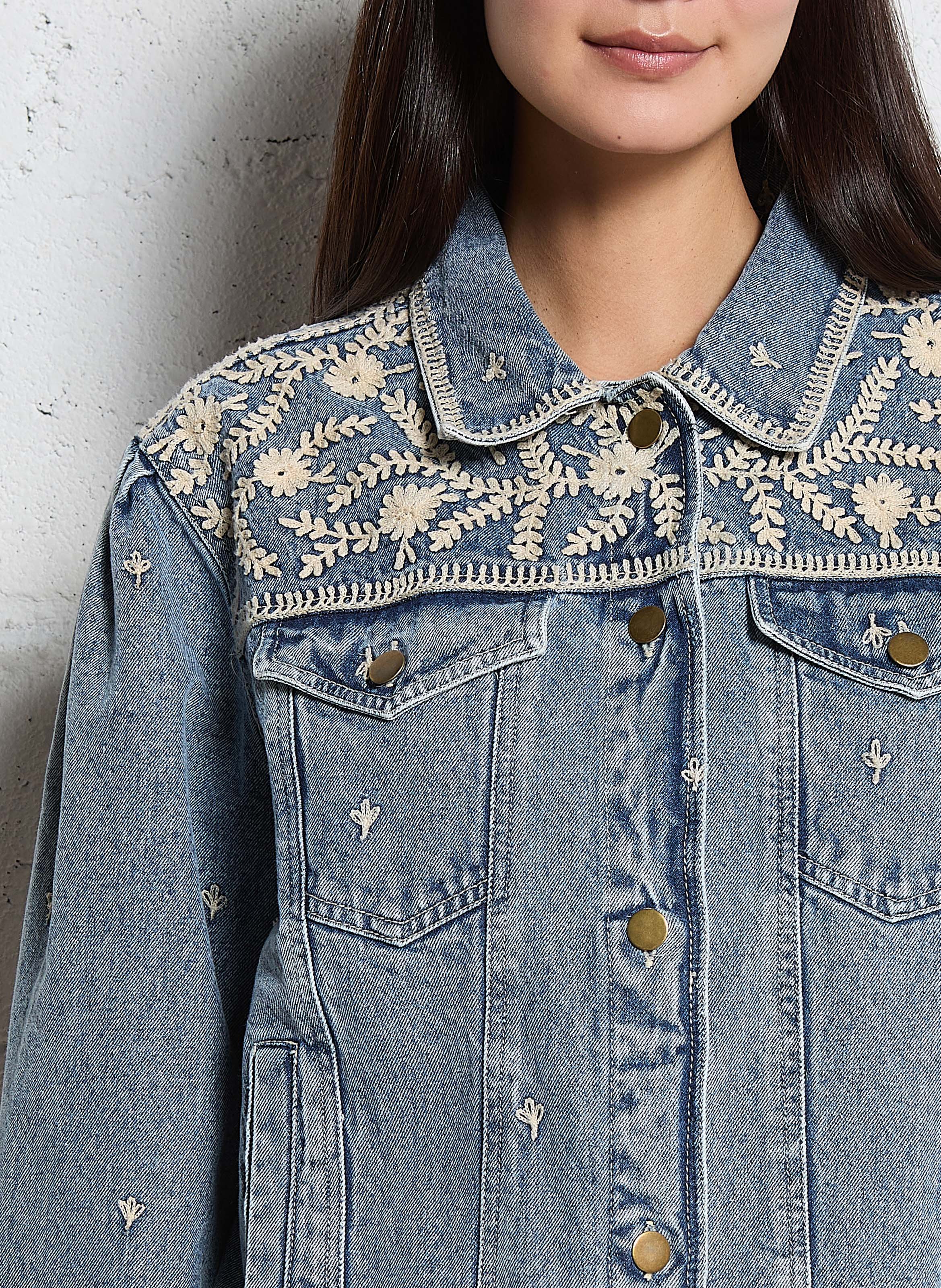 Gerade geschnittene Jeansjacke mit Stickerei MAISON HOTEL Blau