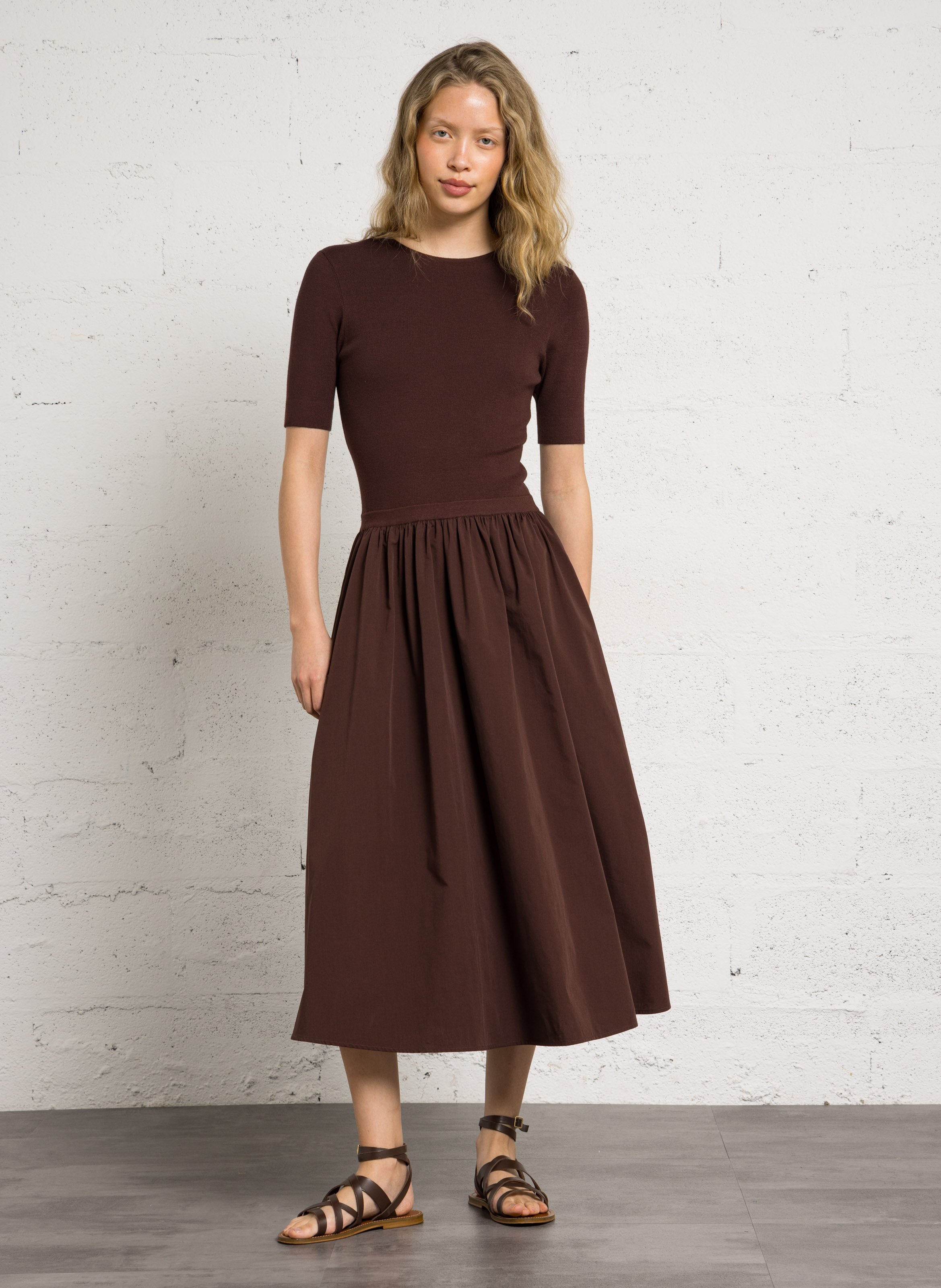 Lange jurk met uitlopende bi-materiaal PETITE MENDIGOTE Bruin