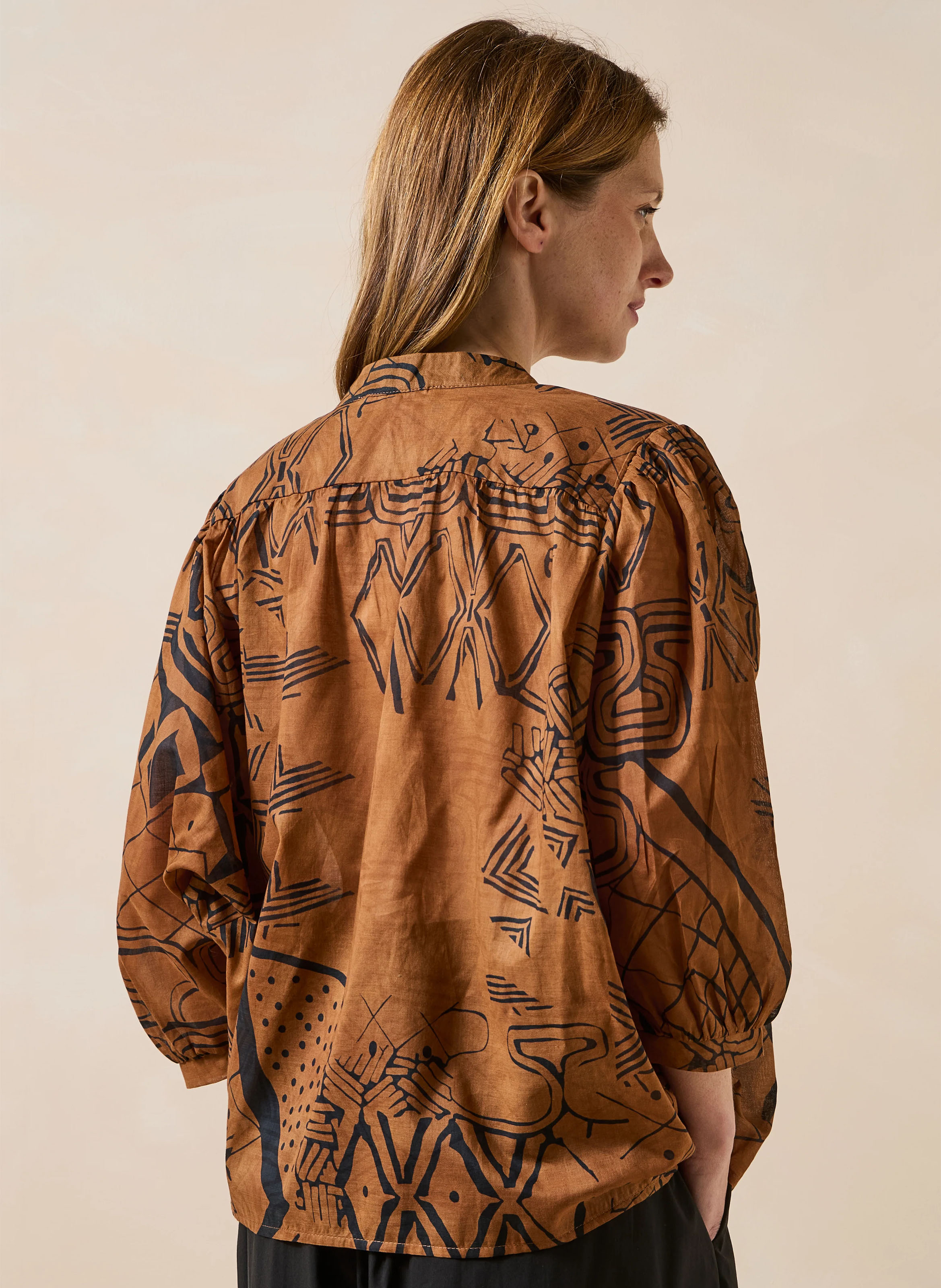 Ruimvallende blouse met print LA FEE MARABOUTEE Bruin