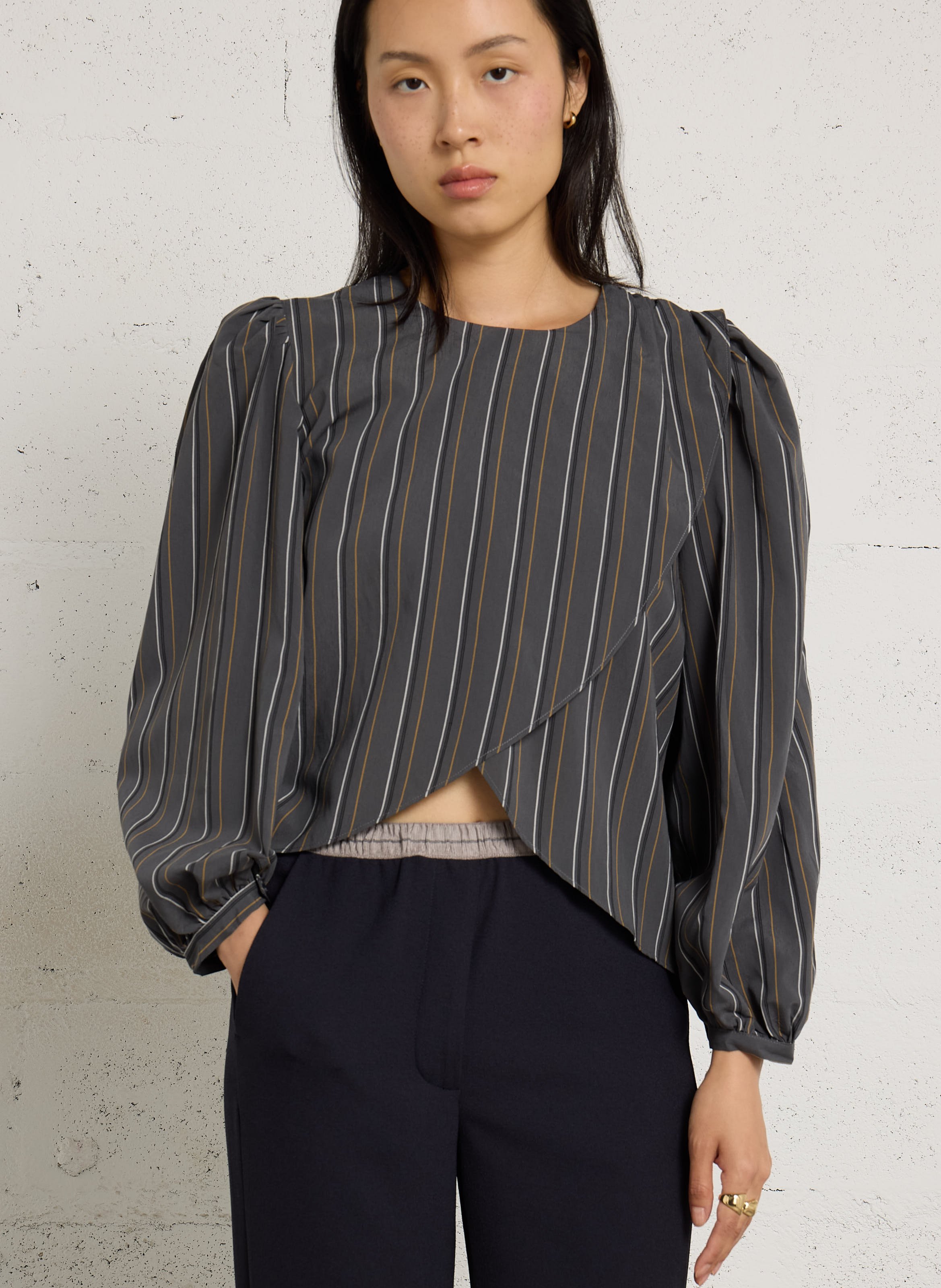Gestreepte rechte blouse met draperingseffect BELLEPIECE Grijs