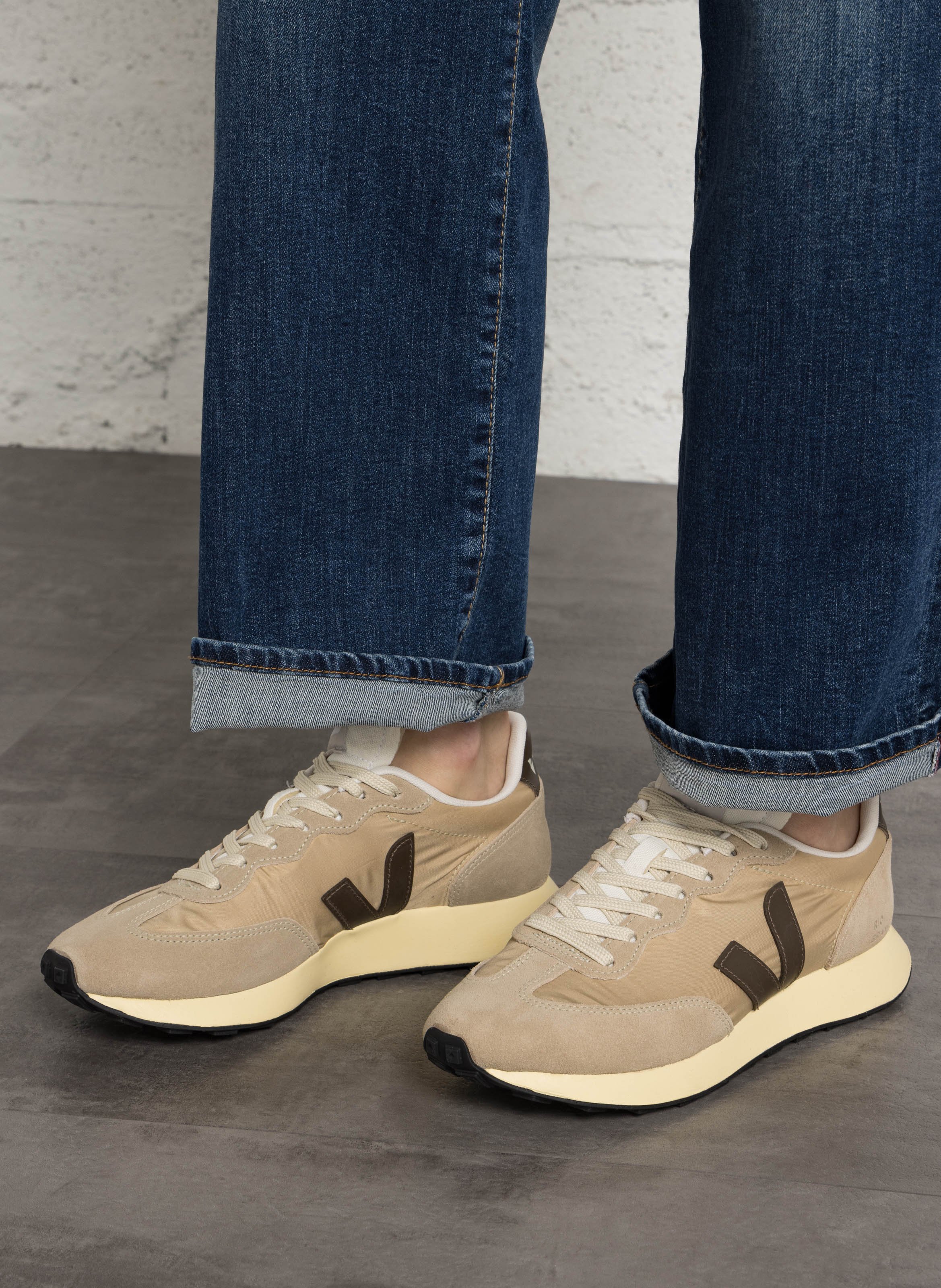 Lage sneakers van twee materialen VEJA Beige
