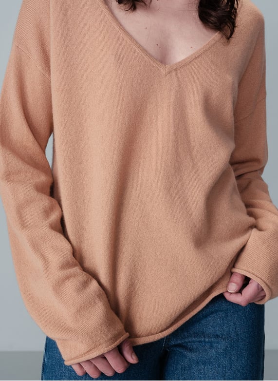 Oversized v-Neck sweater in a blend of wool and cashmere Camel
