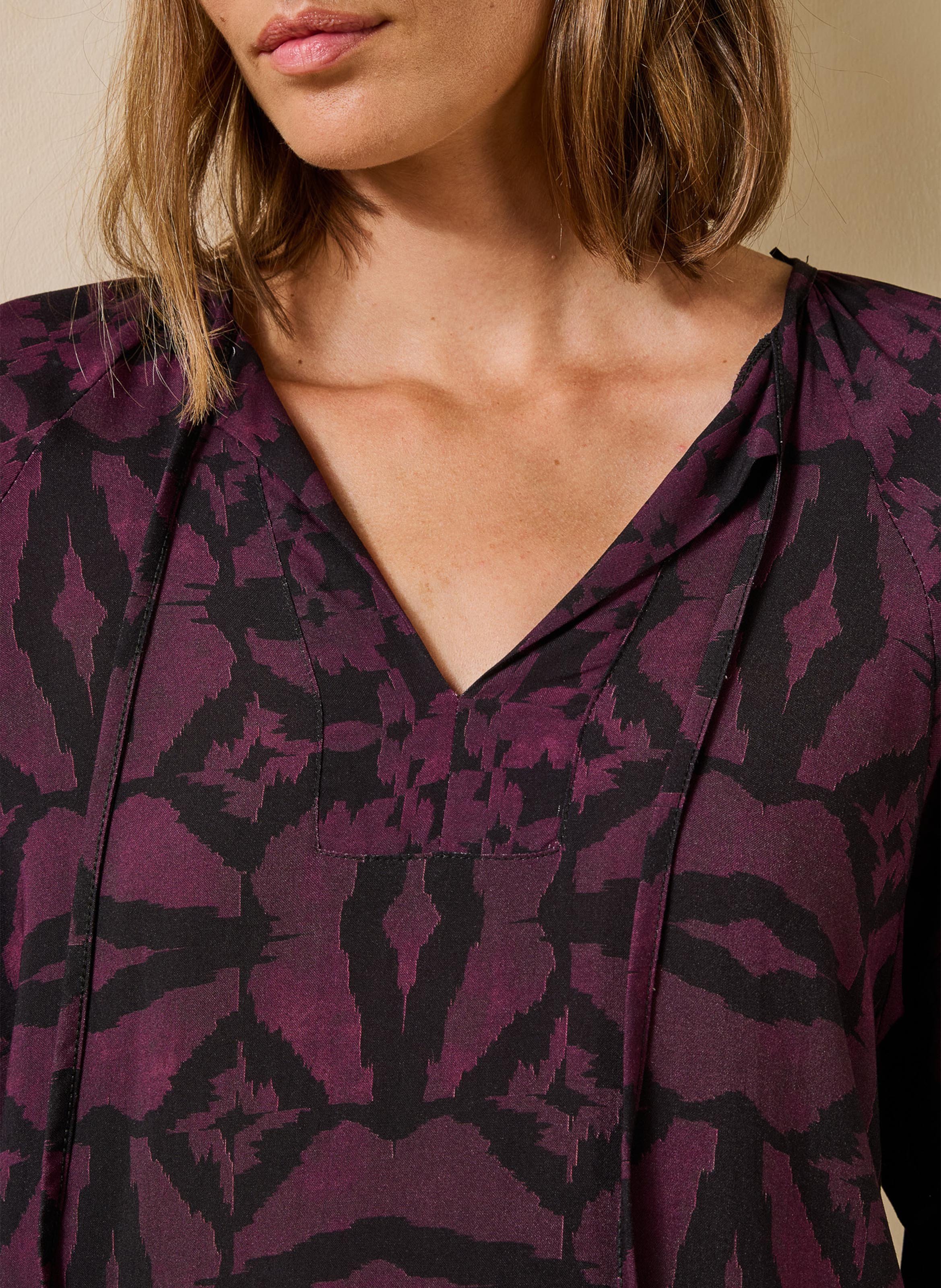 Gerade Tunika-Kleid mit Tunika-Kragen und Muster LA FEE MARABOUTEE Mehrfarbig