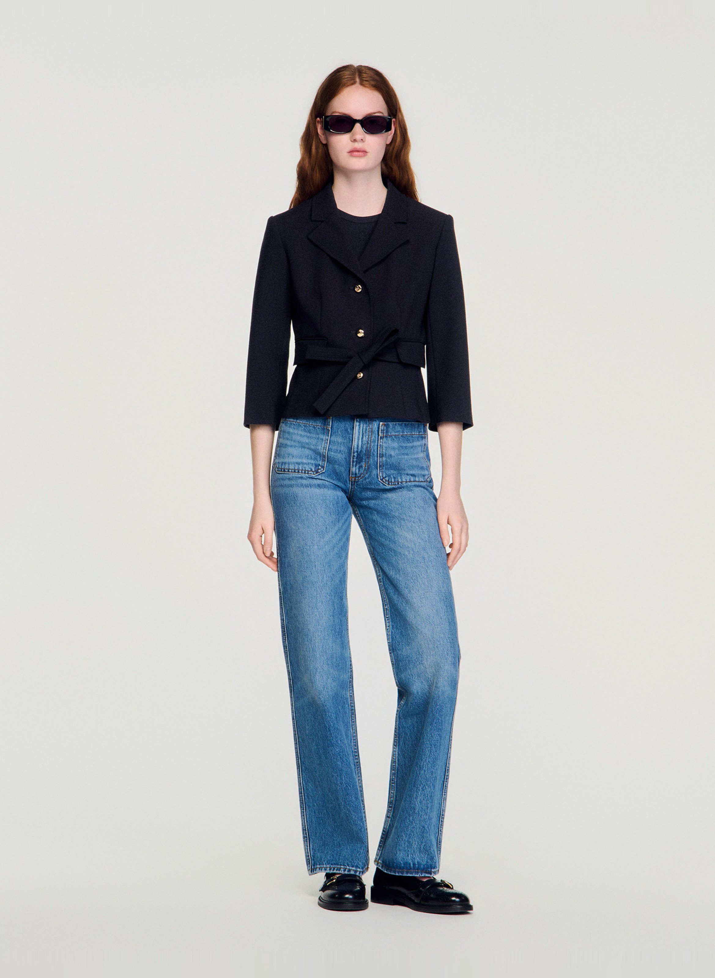 Korte getailleerde blazer met revers. SANDRO Zwart