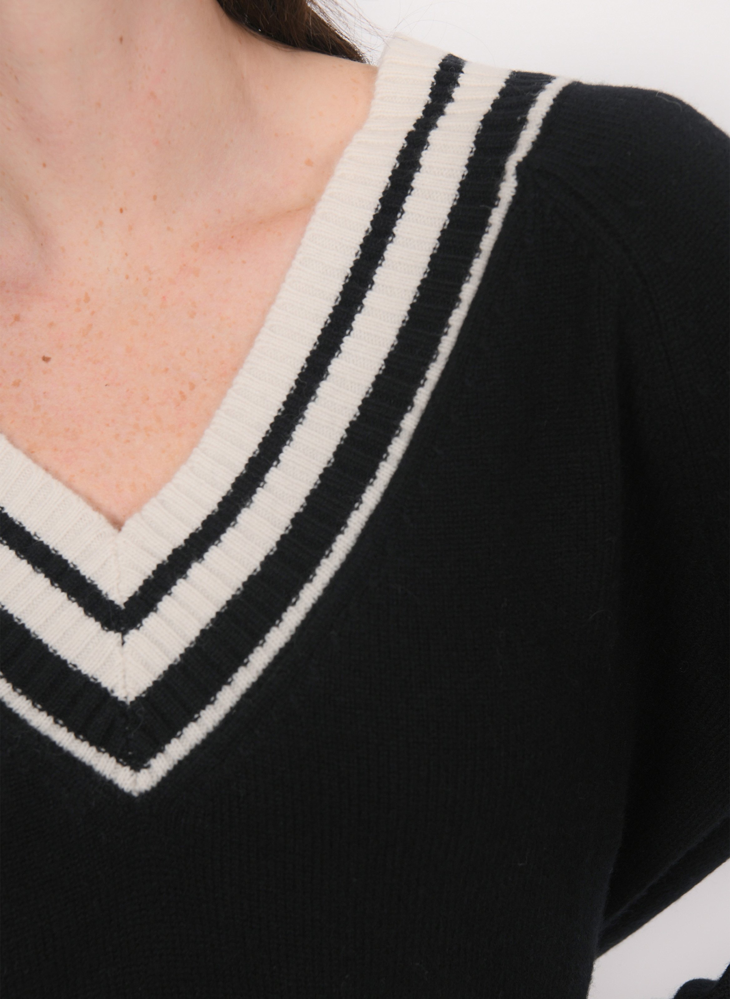 Oversized V-neck wool and cashmere sweater KOOKAI Black