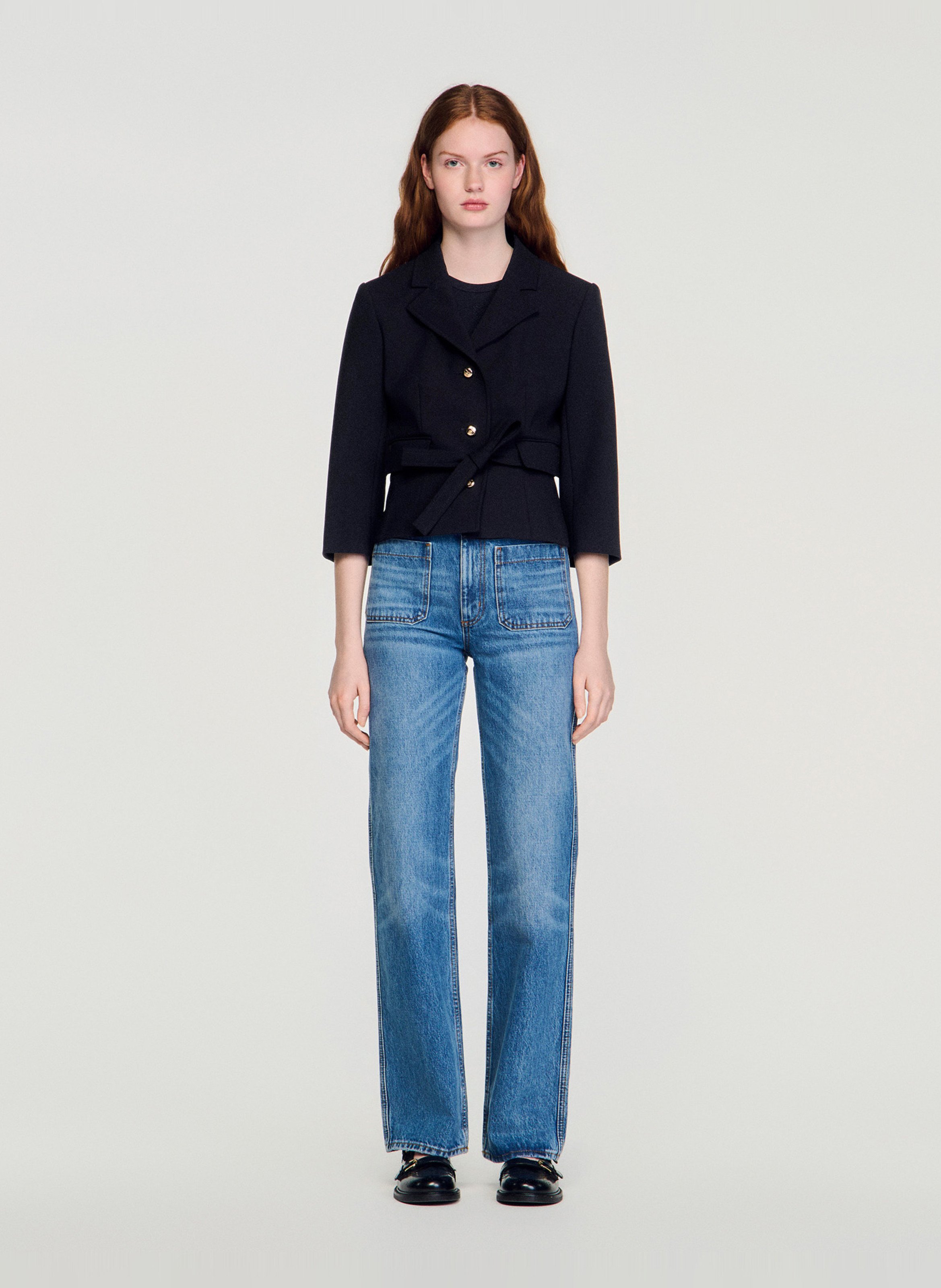 Korte getailleerde blazer met revers. SANDRO Zwart