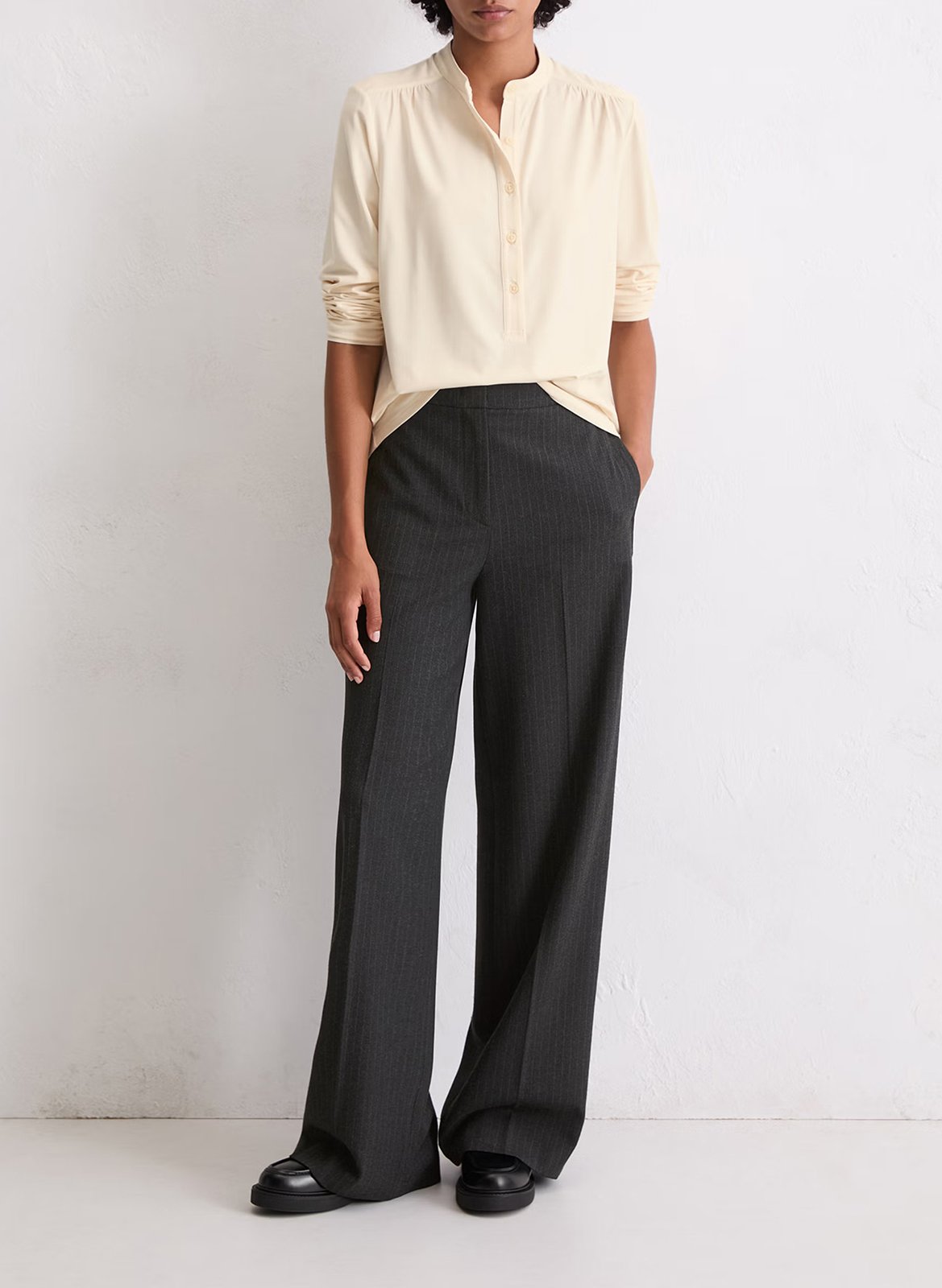 Blusa cuello redondo con botones liso. MARC O'POLO Beige