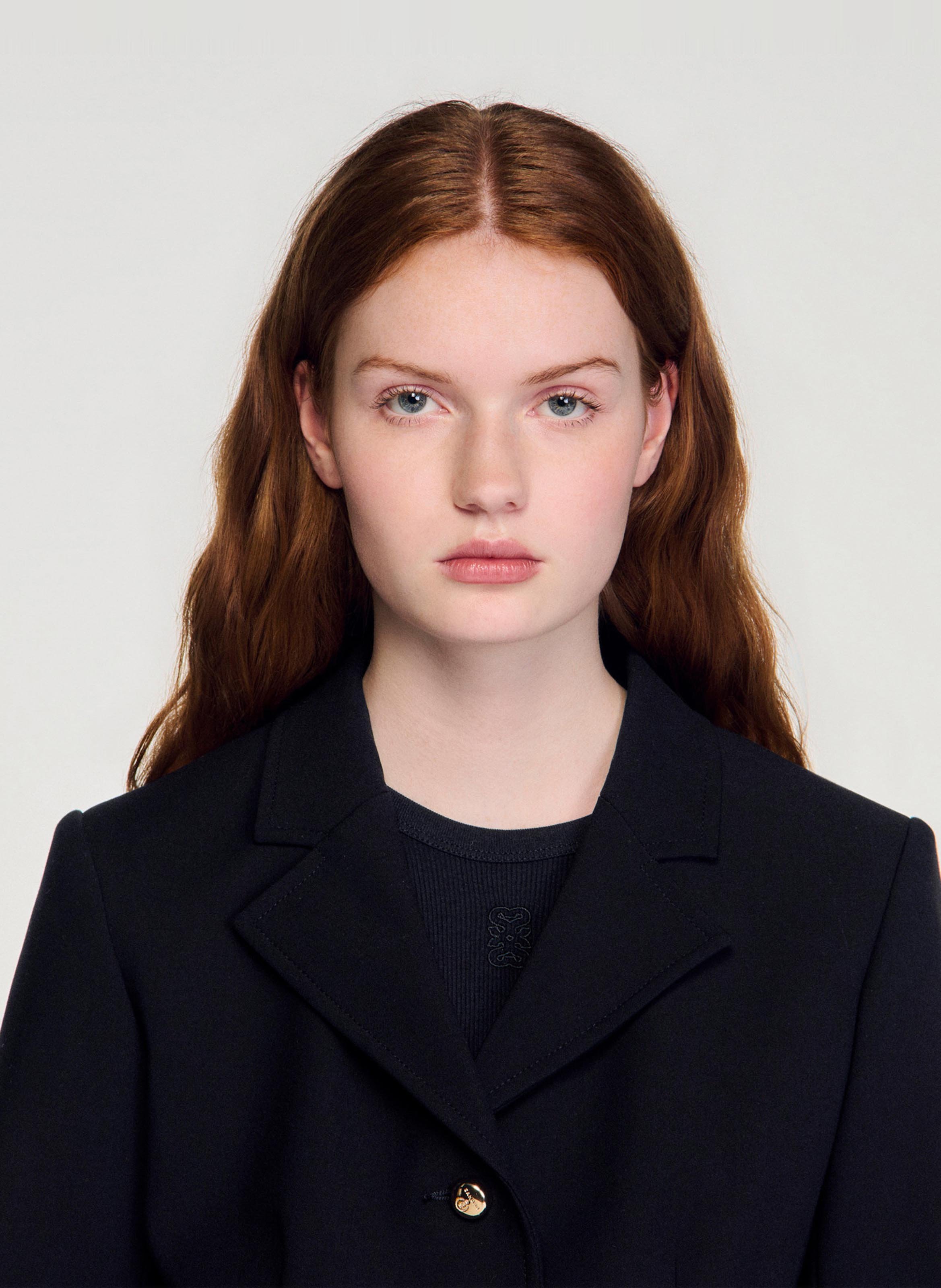 Korte getailleerde blazer met revers. SANDRO Zwart