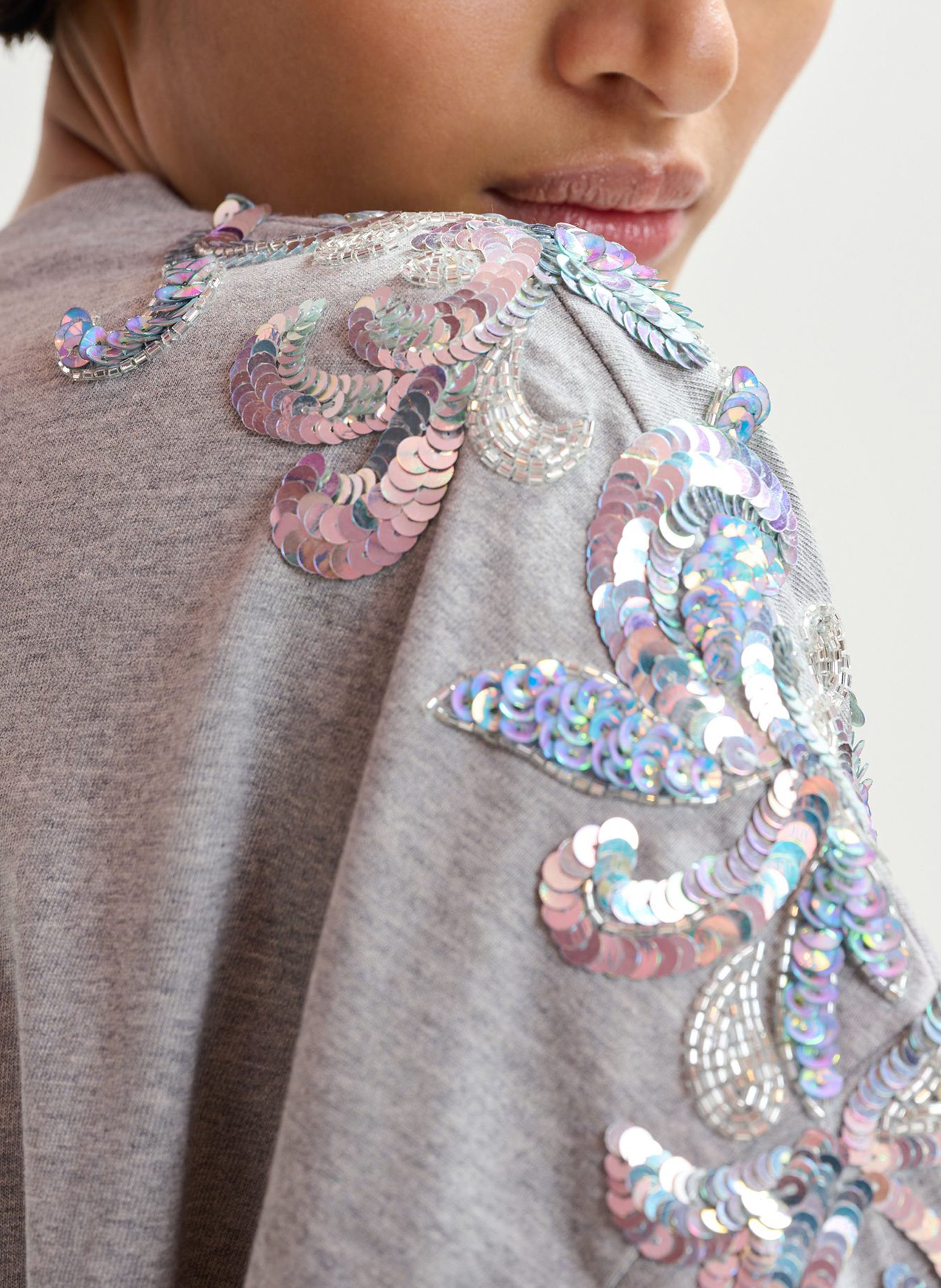 Weites T-Shirt mit Perlen ESSENTIEL ANTWERP Grau