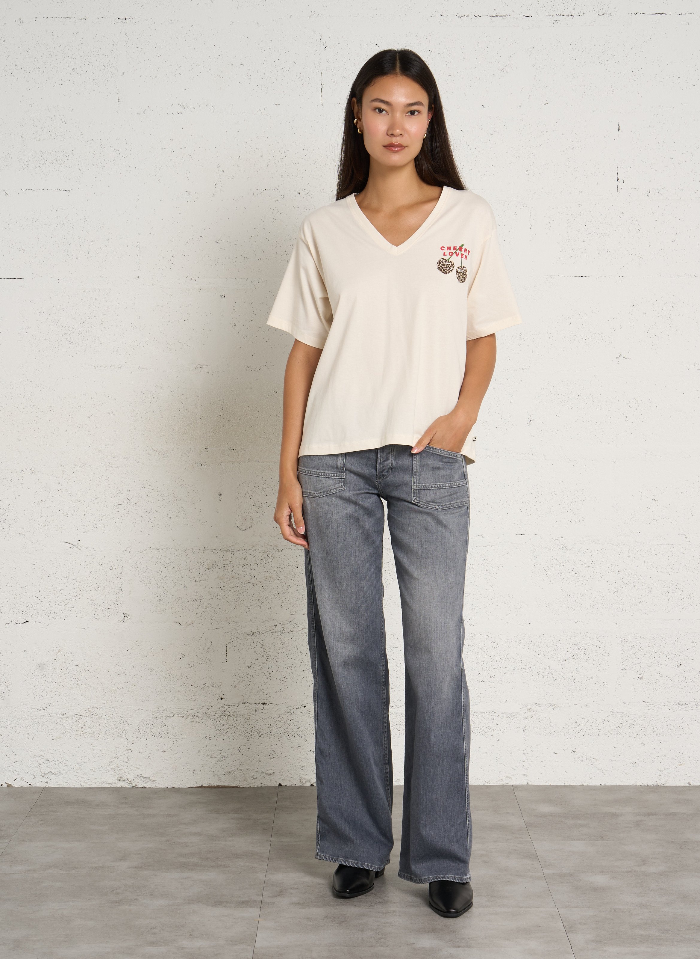 V-neck loose cotton T-shirt with screen print LE TEMPS DES CERISES White