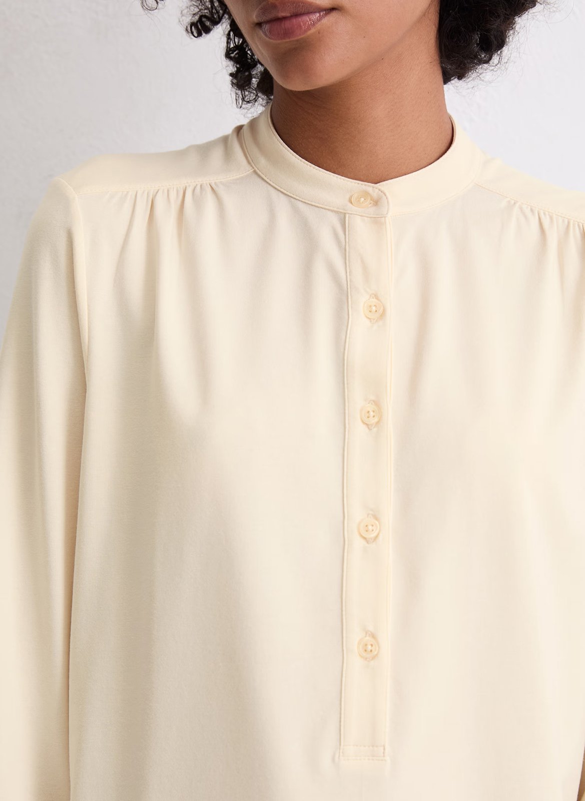 Blusa cuello redondo con botones liso. MARC O'POLO Beige