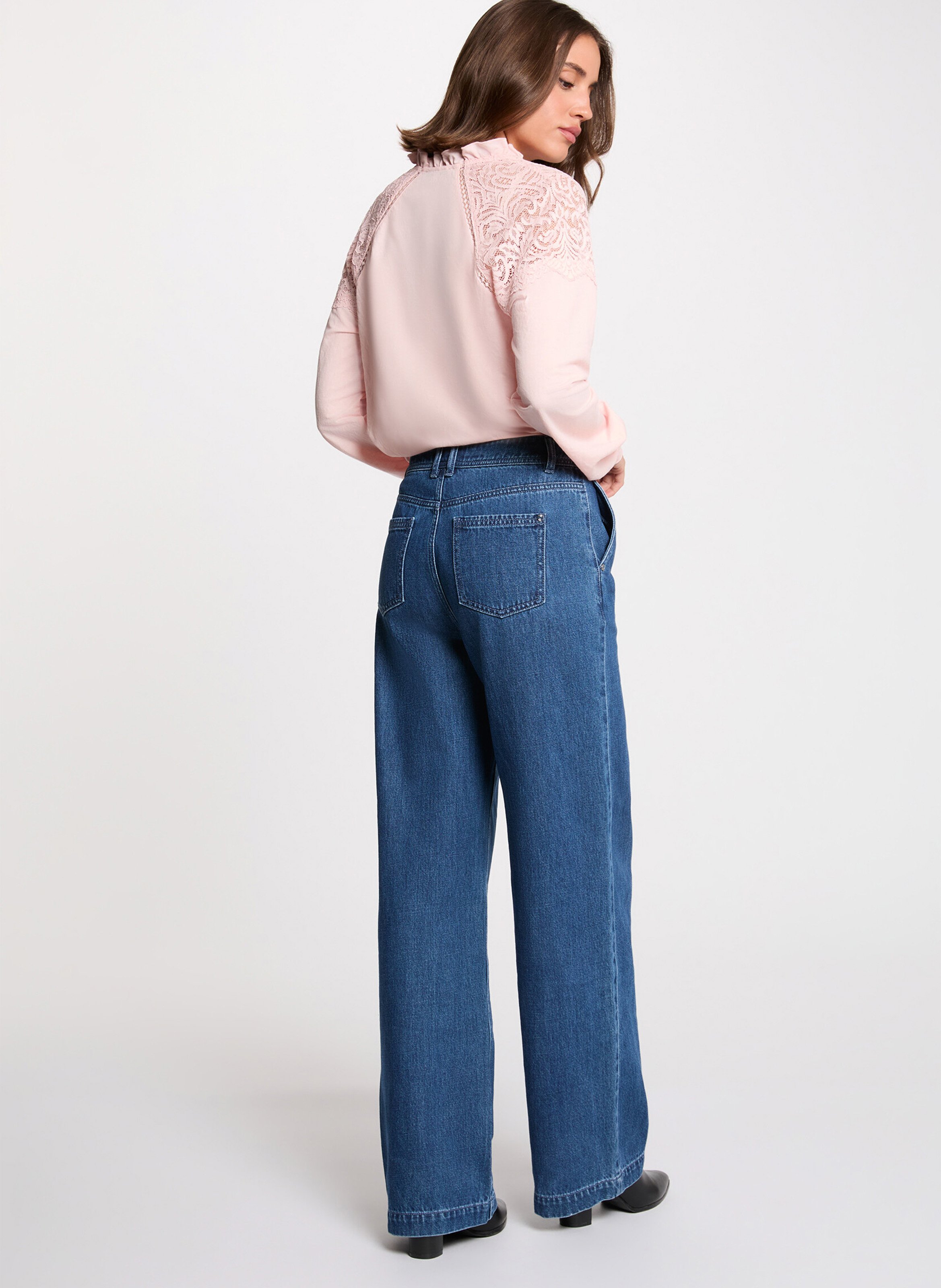 Blouse V-neck buttoned in lace Pink