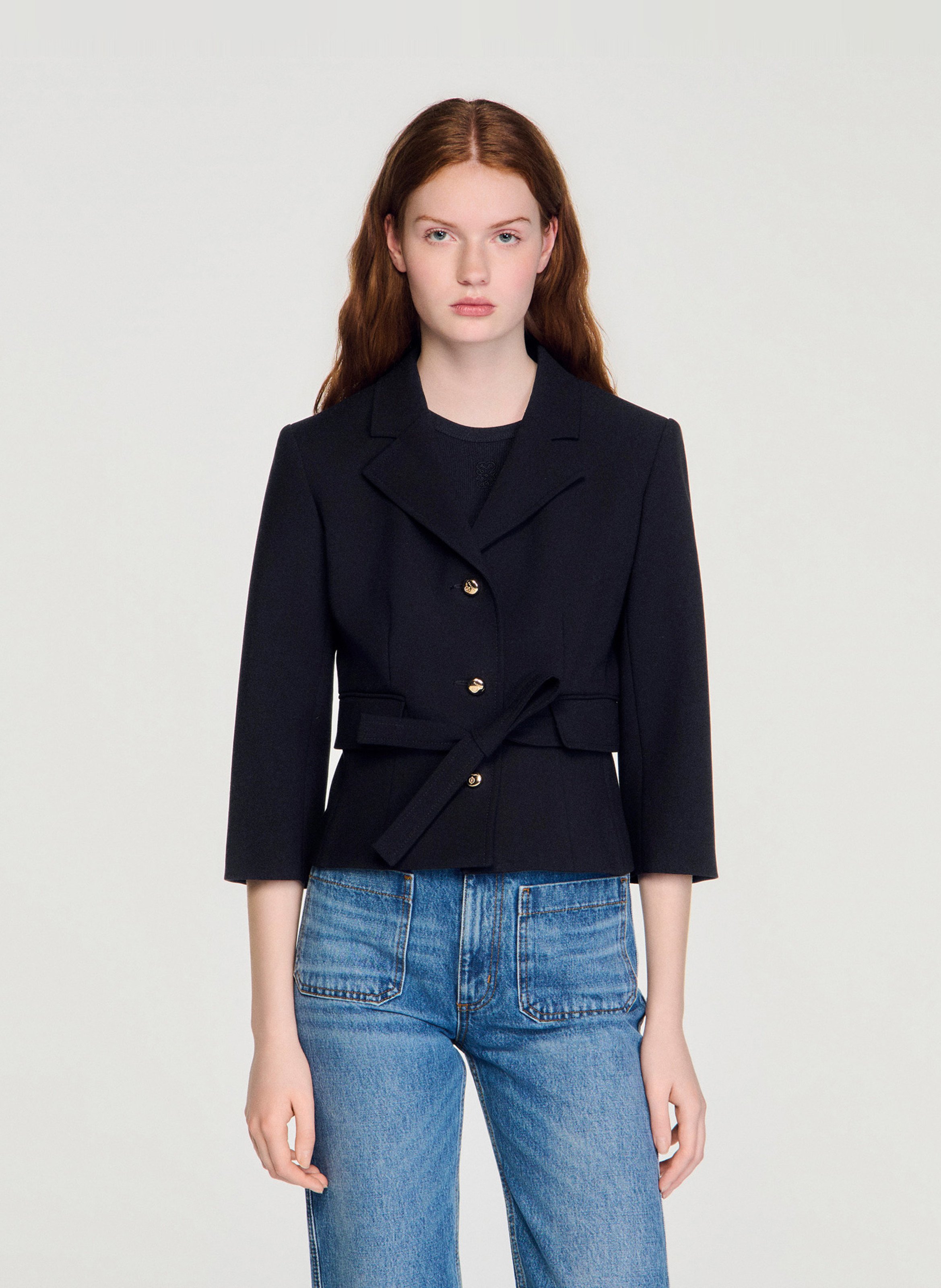 Korte getailleerde blazer met revers. SANDRO Zwart