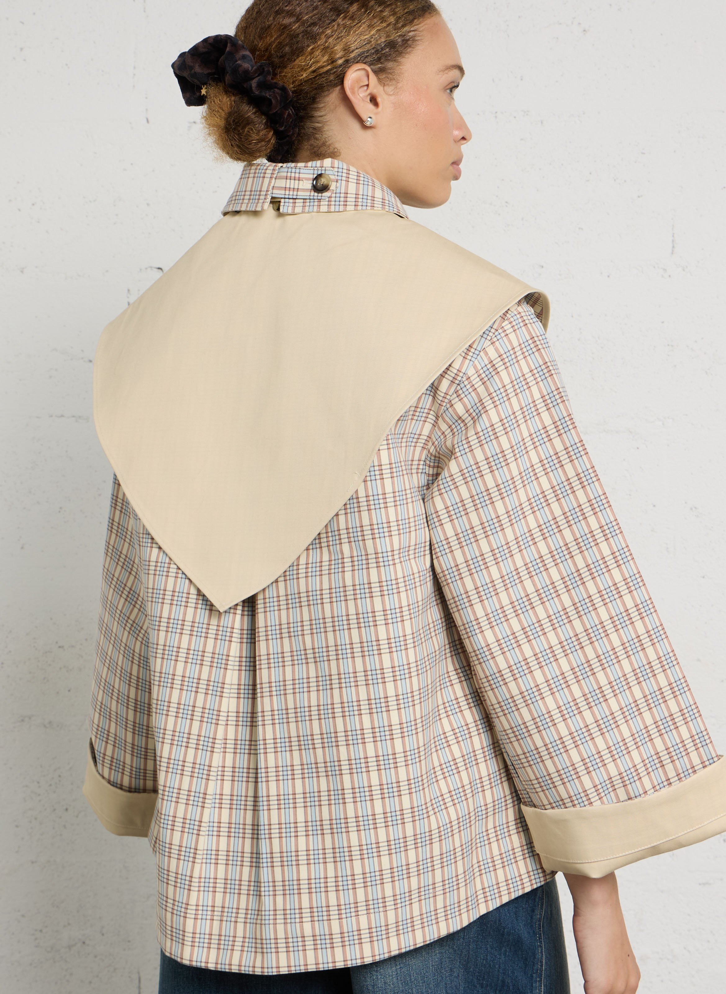Oversized trenchcoat met klassieke kraag in biologisch katoen met print. DAMSON MADDER Beige