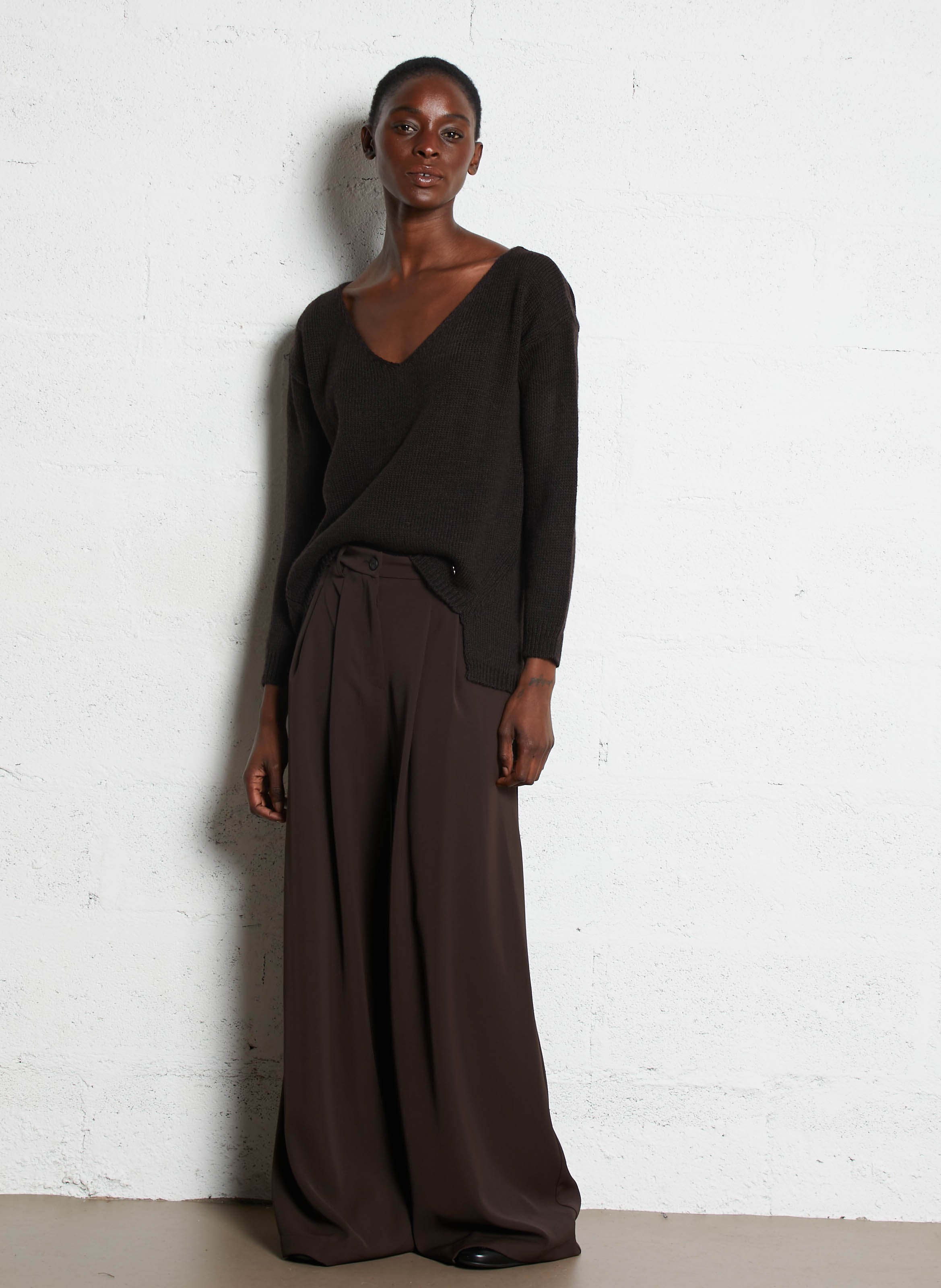 Pull V ample asymétrique uni PLEASE Marron