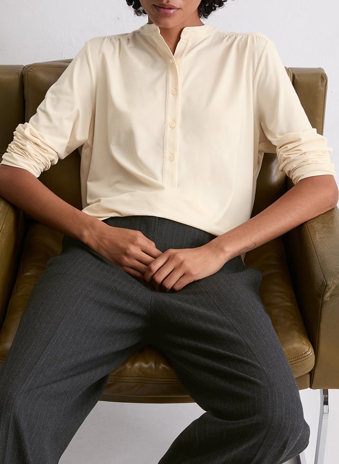 Blusa cuello redondo con botones liso. MARC O'POLO Beige