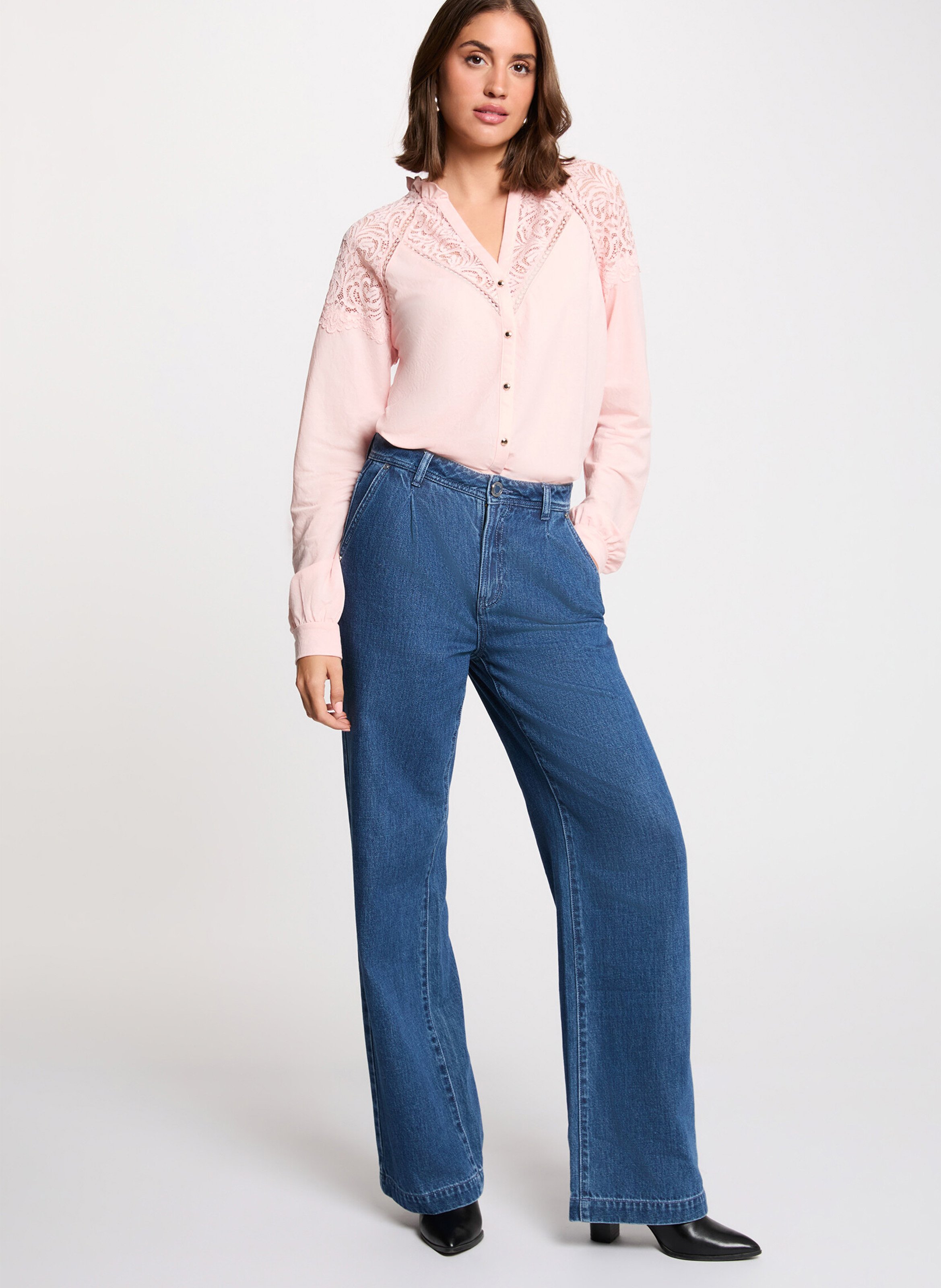 Blouse V-neck buttoned in lace Pink